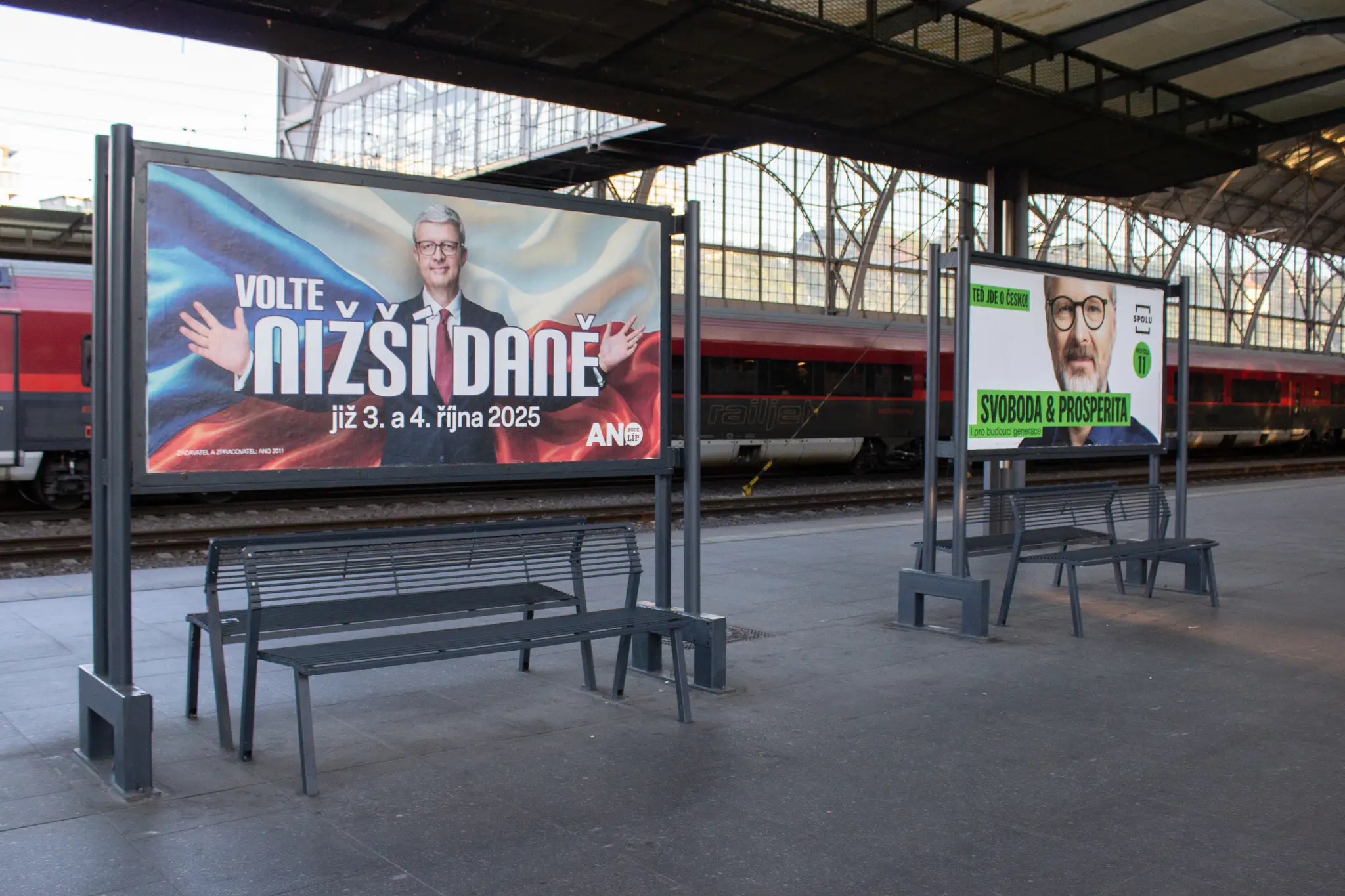 Na snímke bilbord hnutia ANO s jeho podpredsedom Karlom Havlíčkom a bilbord koalície SPOLU s jej lídrom a súčasným premiérom Petrom Fialom na hlavnej železničnej stanici v Prahe