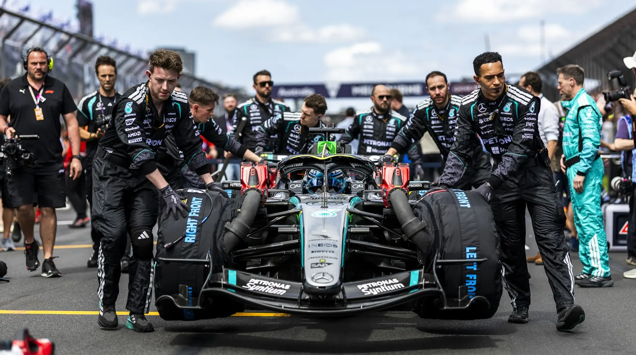 George Russell hlási bezchybný štart do nového ročníka F1.