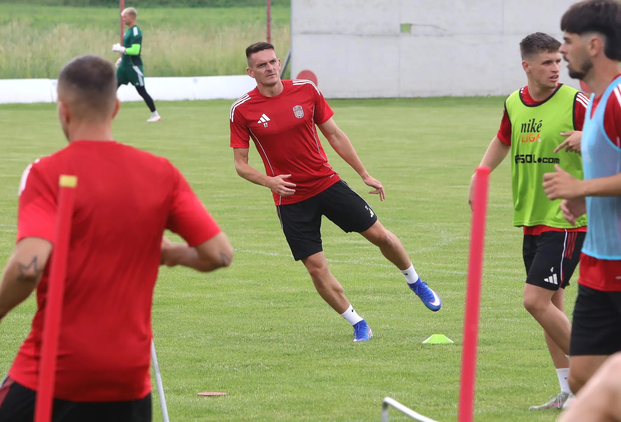 Na snímke uprostred hráč MFK Dukla Banská Bystrica Róbert Polievka.