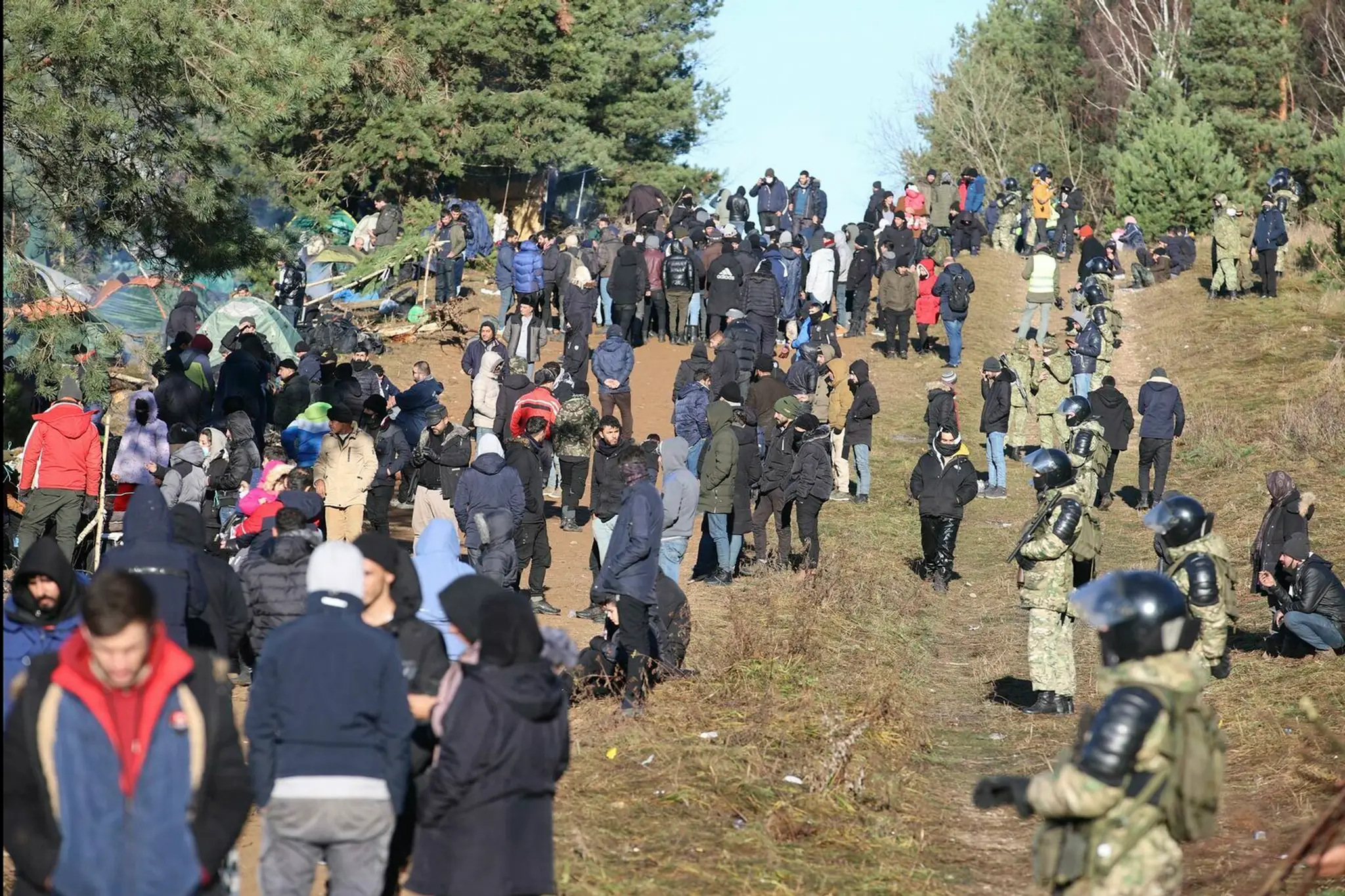 Utečenci na poľsko-bieloruskej hranici.