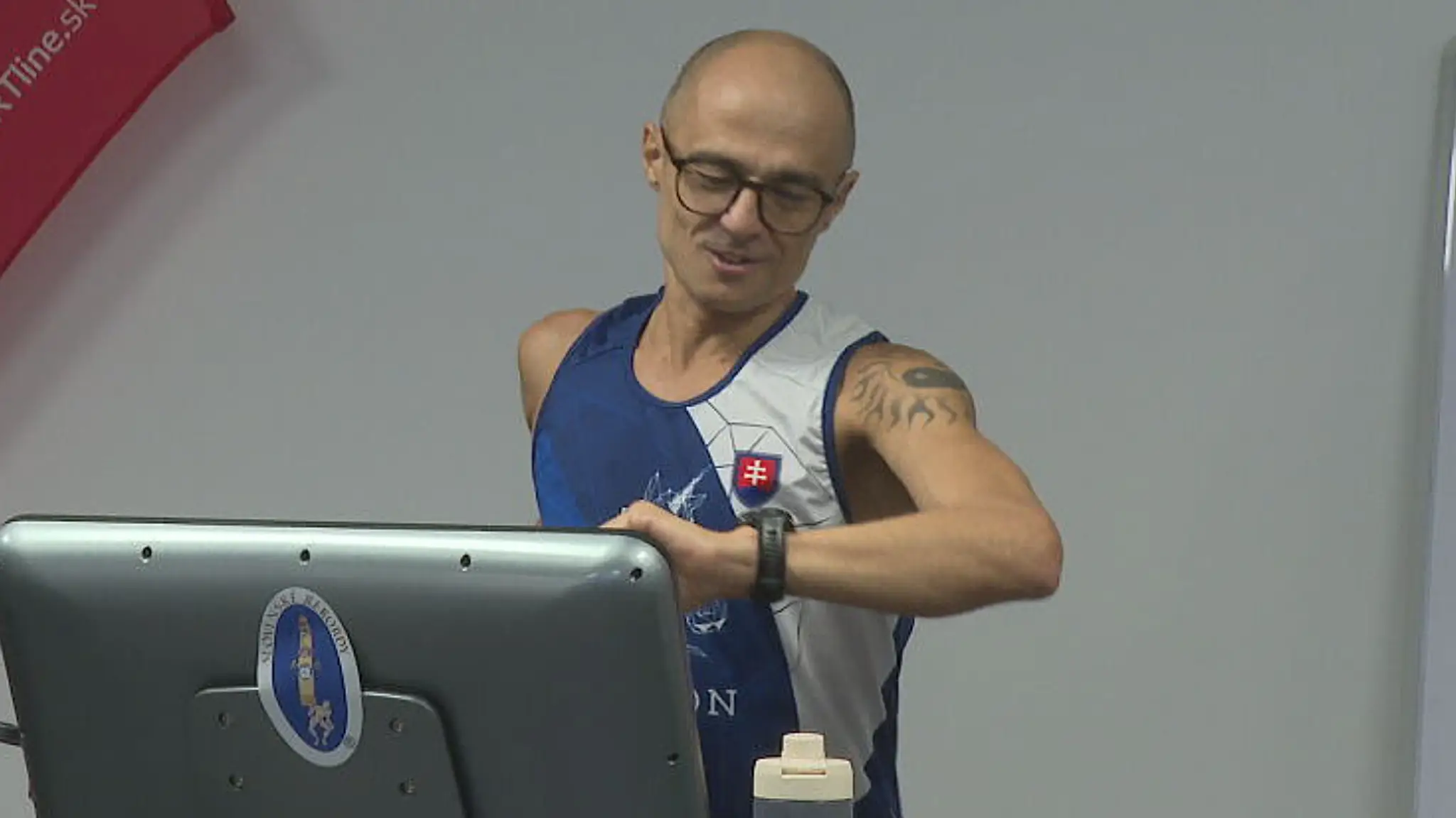 Michal Šuľa počas behu na bežiacom páse. 