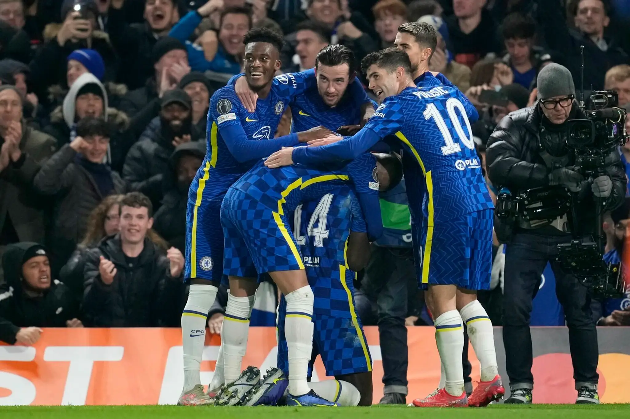 Hráči Chelsea oslavujú gól v dueli LM proti Juventusu.