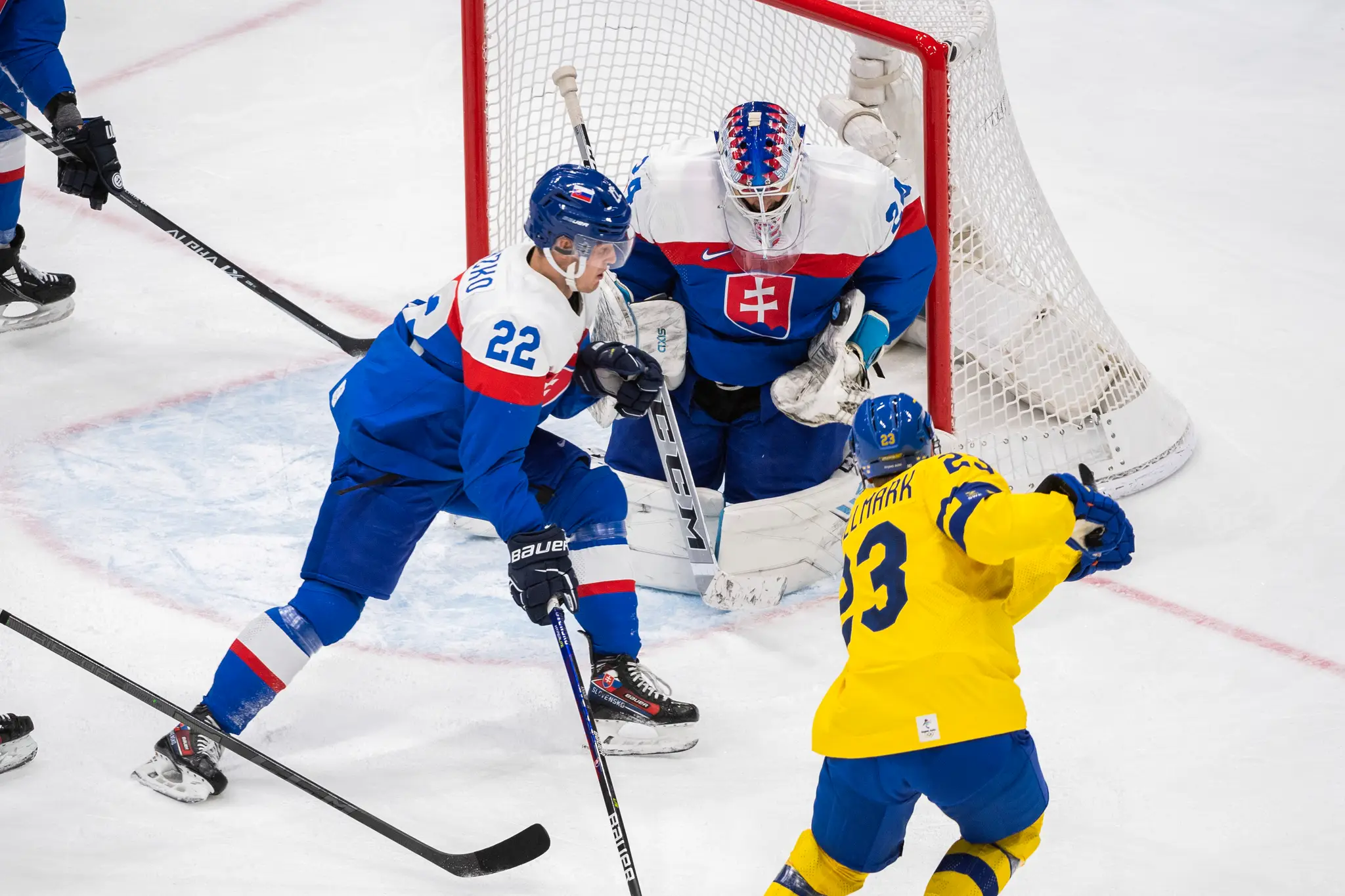 Na snímke zľava hokejista Slovenska Samuel Kňažko, brankár Patrik Rybár (Slovensko) a hráč Švédska Lucas Wallmark.