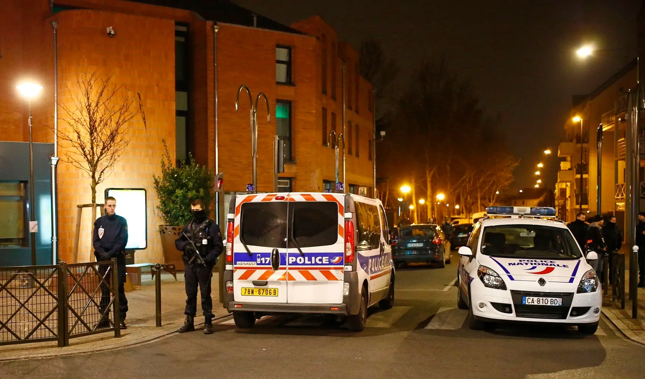 Policajná razia vo štvrti Argenteuil.