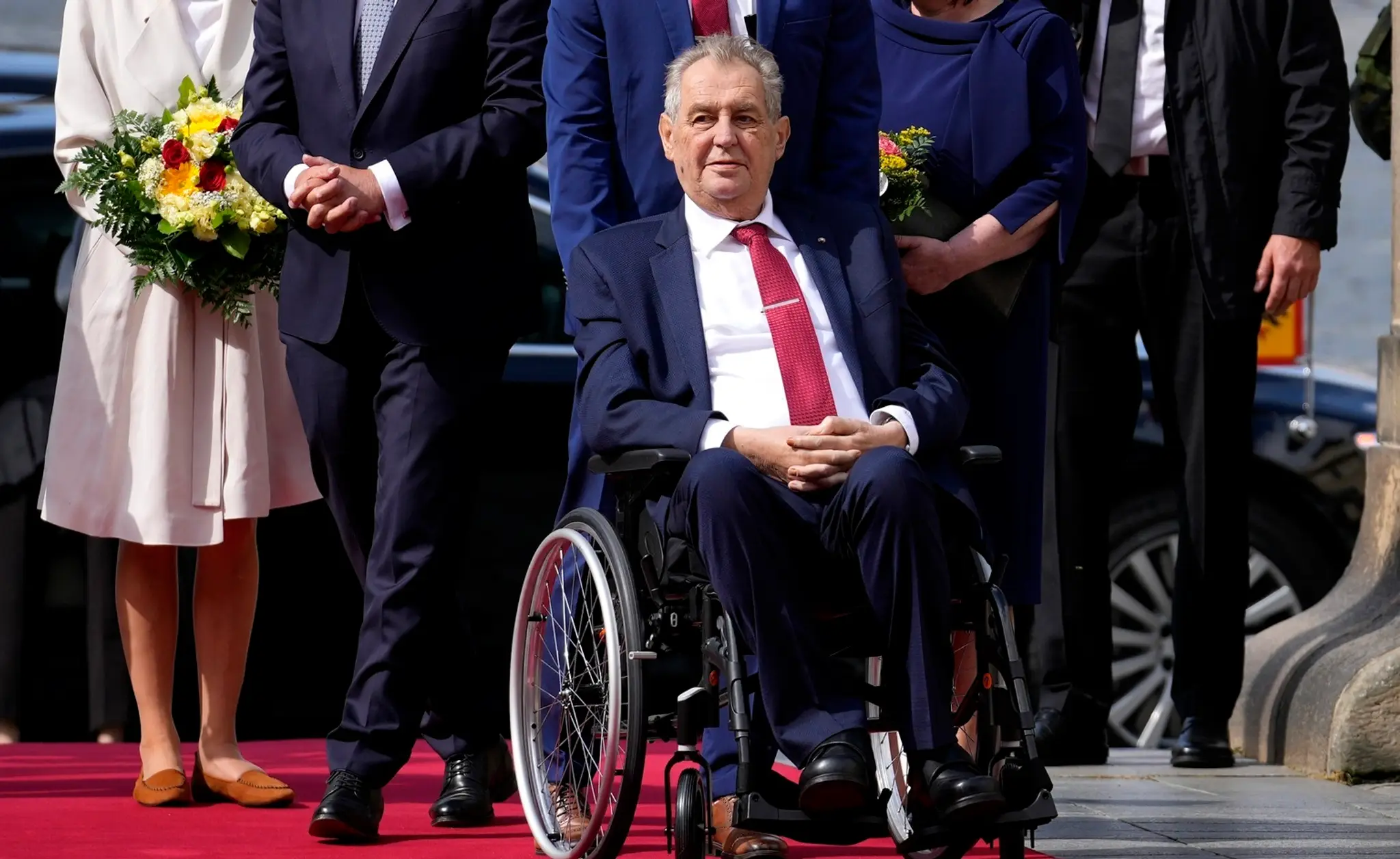 Na archívnej snímke z 26. augusta český prezident Miloš Zeman víta nemeckého prezidenta Franka-Waltera Steinmeiera na Pražskom h