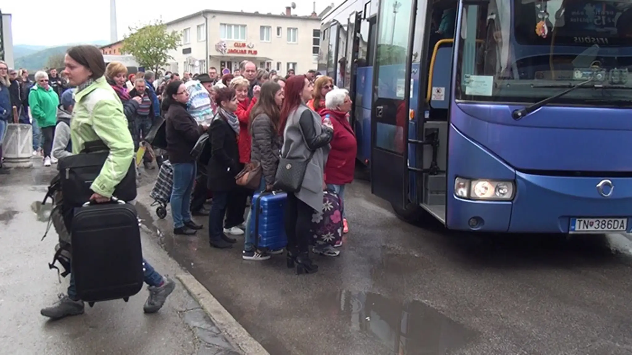 Cez Trenčín nepremávali vlaky, ľudia čakali na náhradné autobusy.