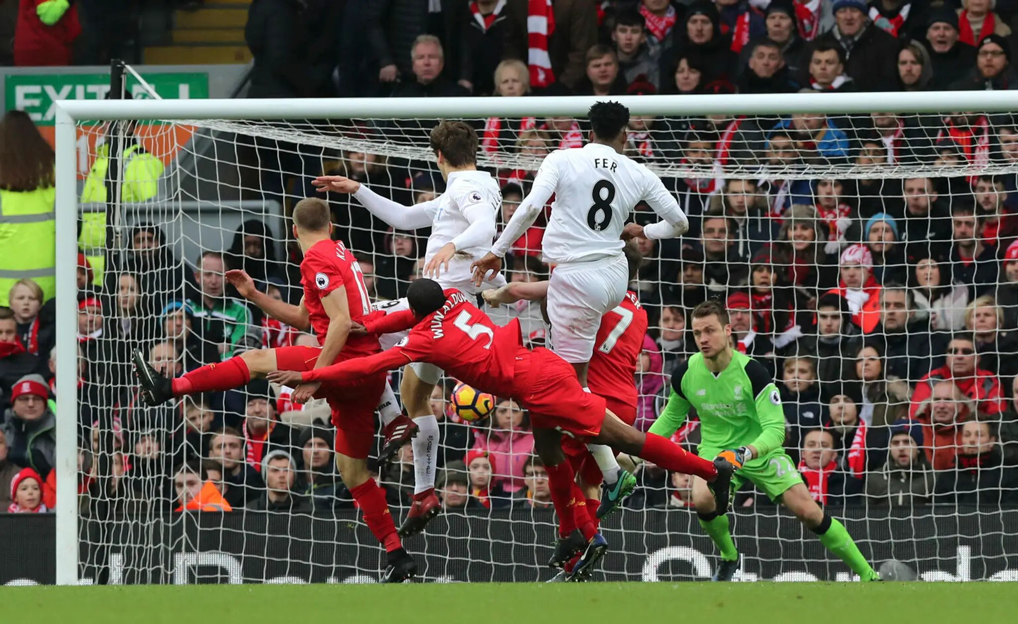 Hráč Swansea Fernando Llorente strieľa gól v zápase 22. kola anglickej Premiere League FC Liverpool - Swansea City.