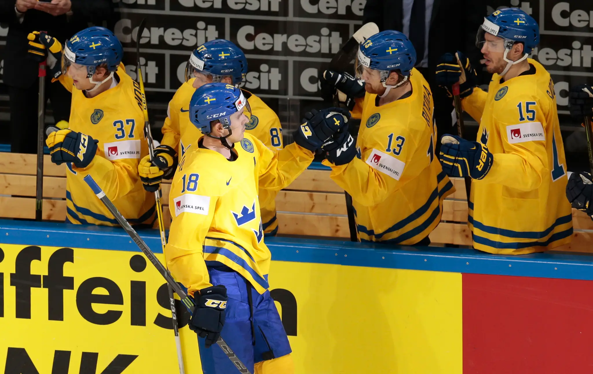 Mikael Backlund sa teší po svojom druhom góle do brány Dánska.