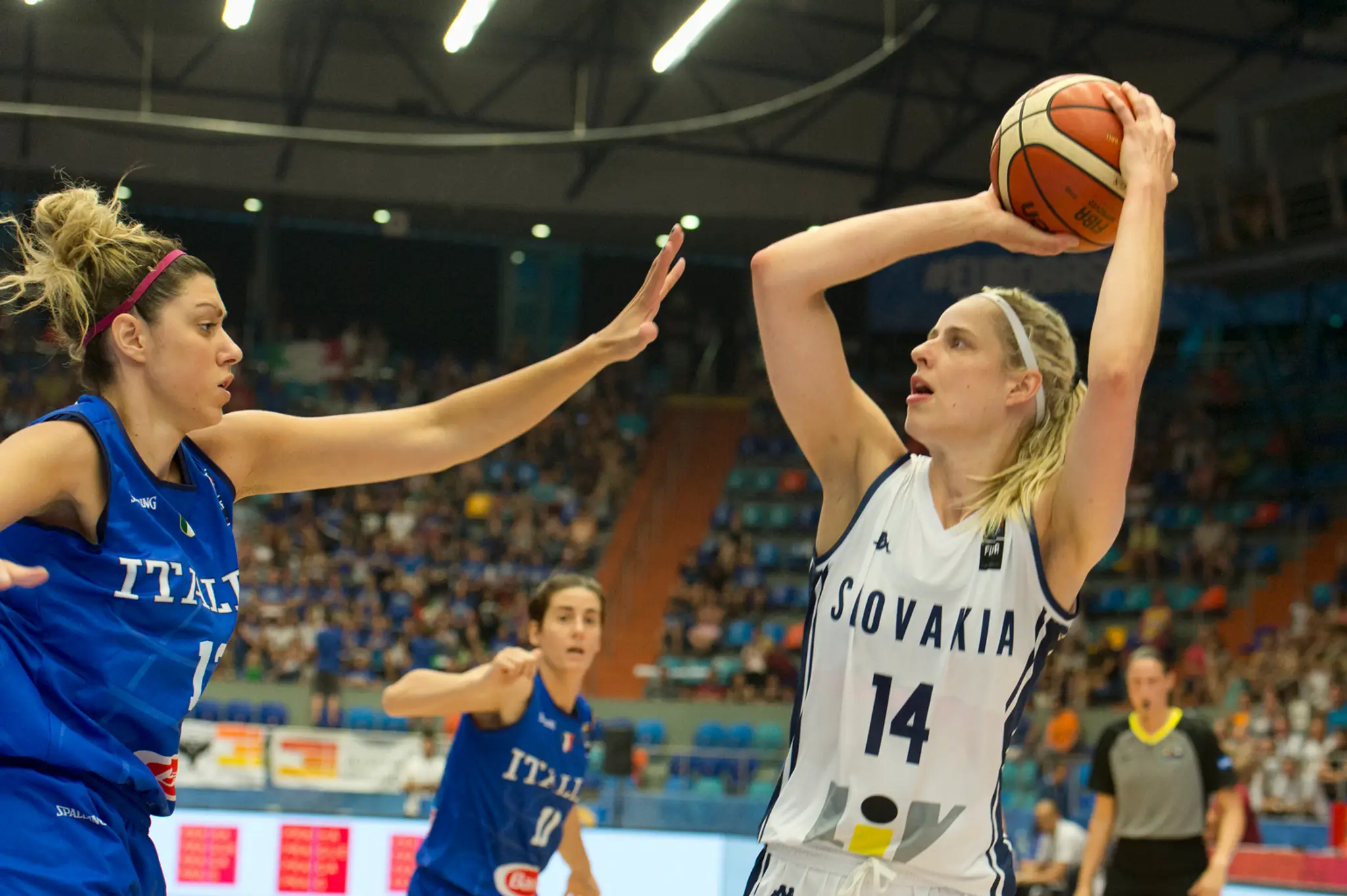 Na snímke vpravo Marie Růžičková (Slovensko) a vľavo Alessandra Fomicaová z Talianska na MS 2017.