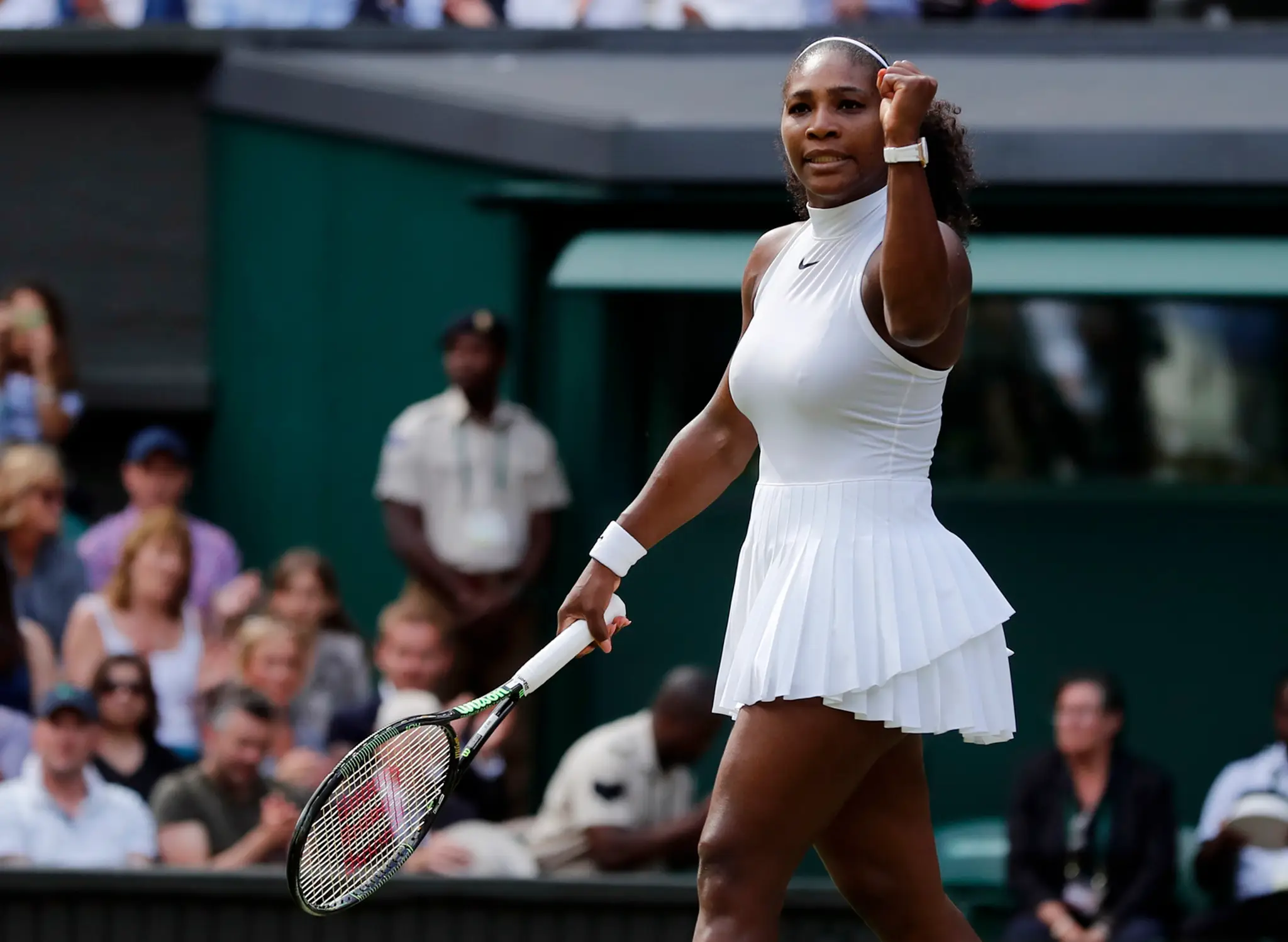 Americká tenistka Serena Williamsová sa raduje z víťazstva  proti Ruske Anastasii Pavľučenkovovej.