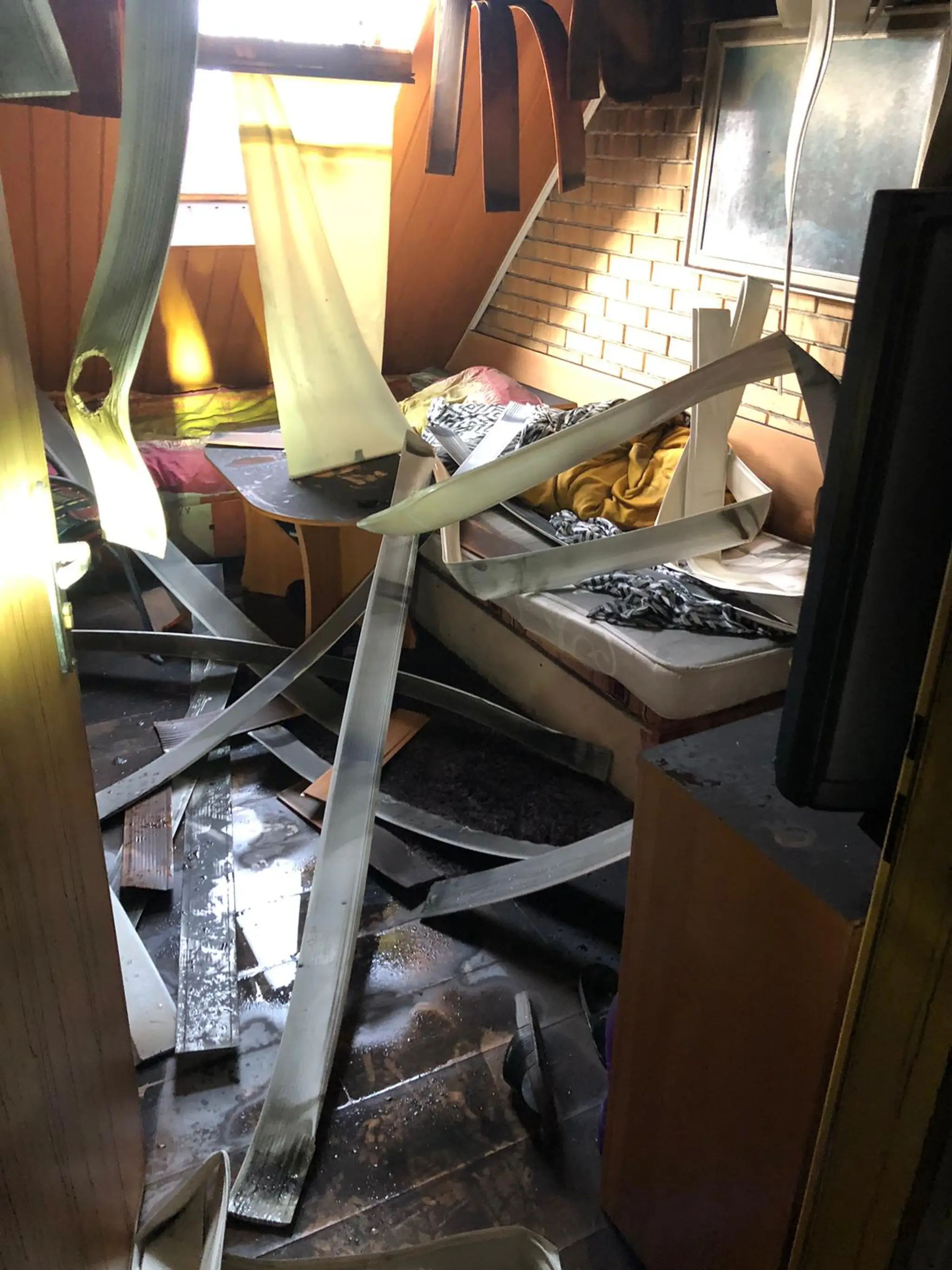 Škody po požiari v penzióne v Sobranciach.