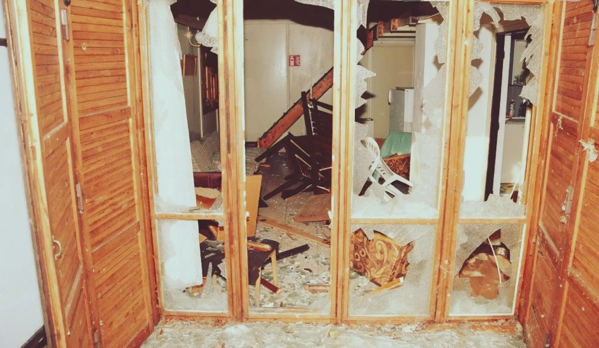 Zničená chata v Novej Bani.