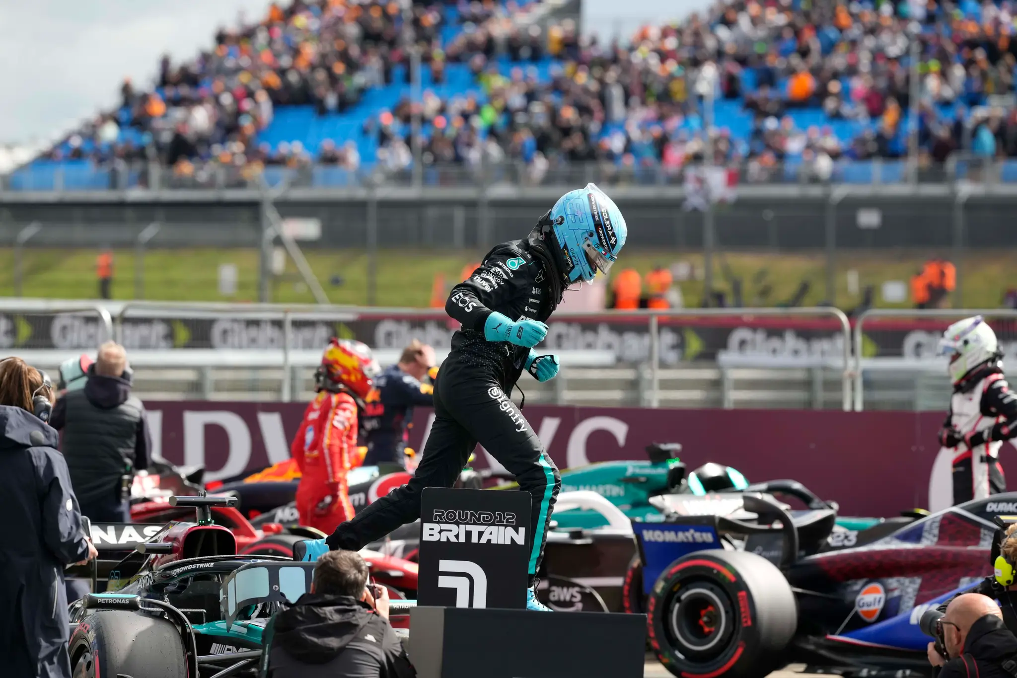 Na snímke britský jazdec F1 George Russell sa teší z víťazstva v kvalifikácii na VC Británie