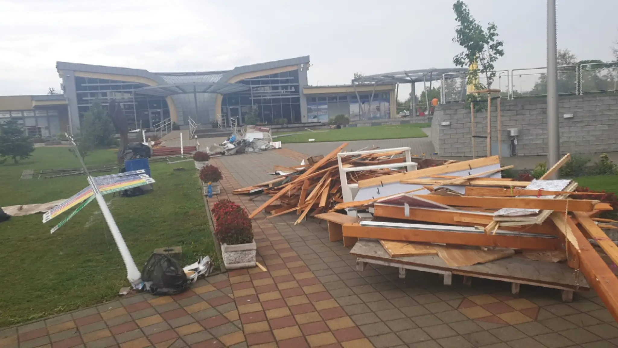 Skaza po downburste v Podhájskej.