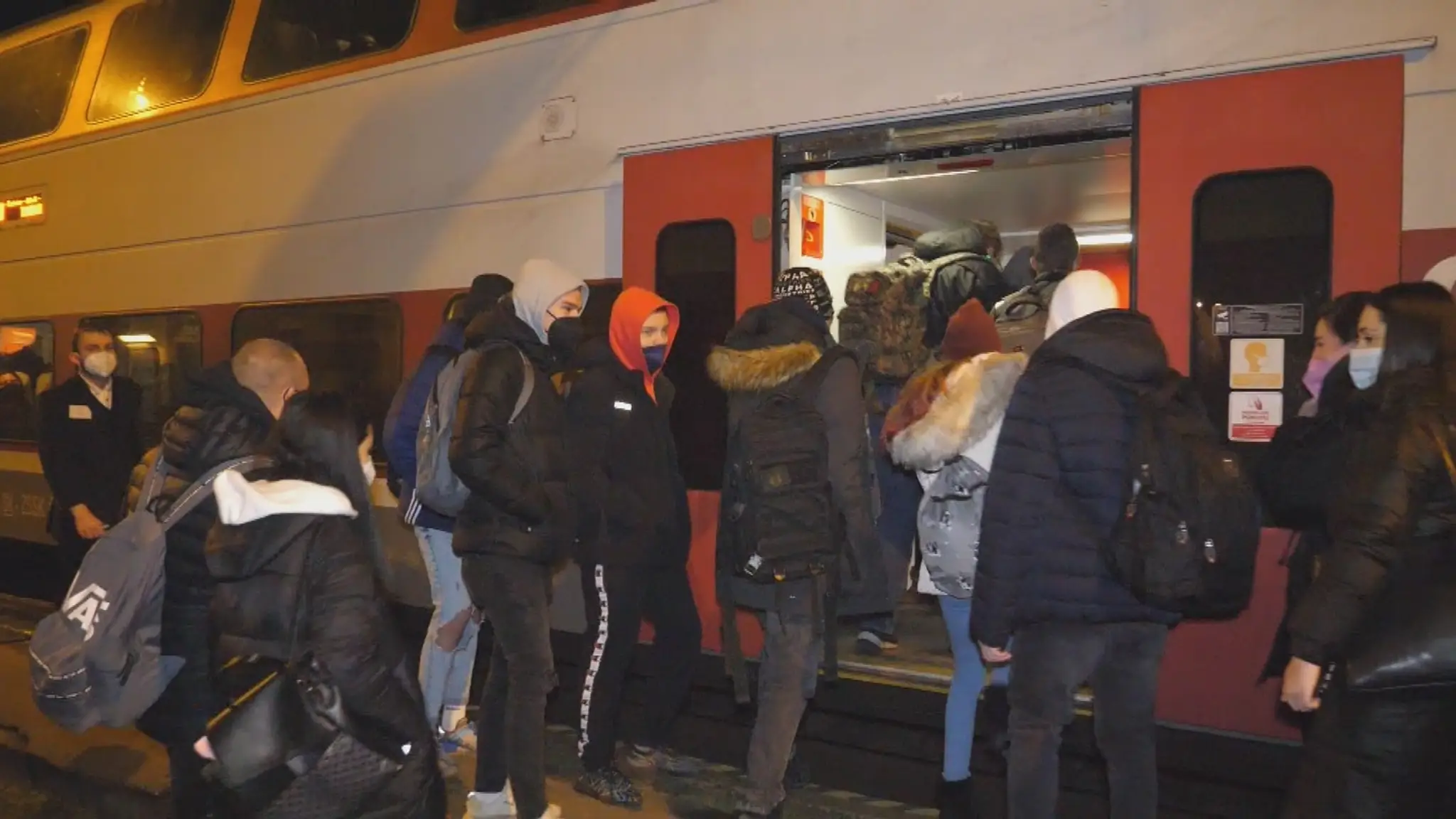 Preplnené vlaky zo Záhoria