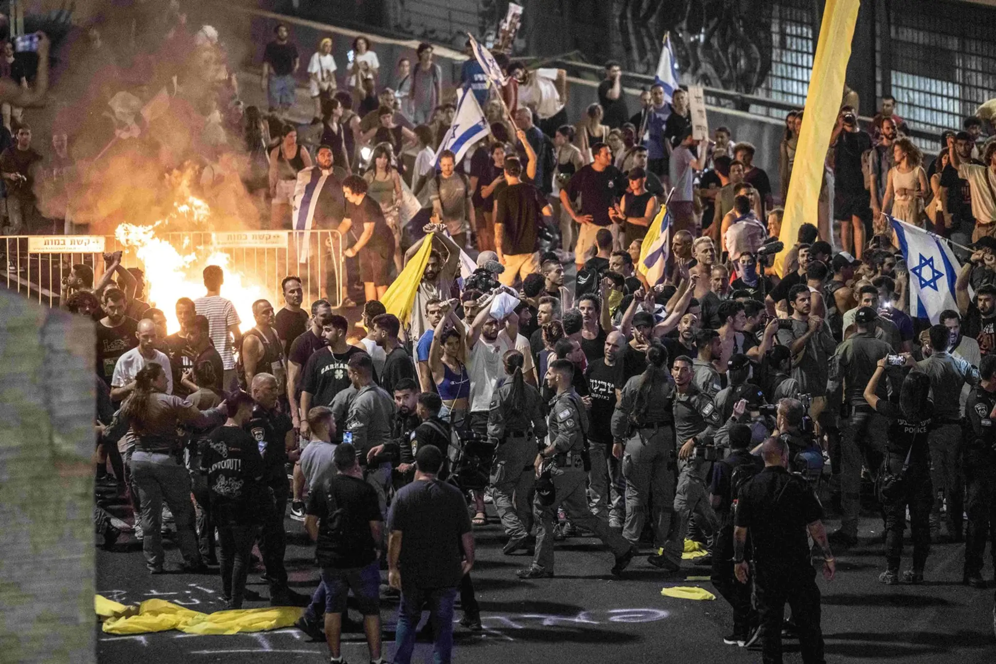 Na snímke ľudia blokujú cestu počas protestu po tom, čo militantná skupina Hamas našla v pásme Gazy šesť mŕtvych rukojemníkov v izraelskom meste Tel Aviv.