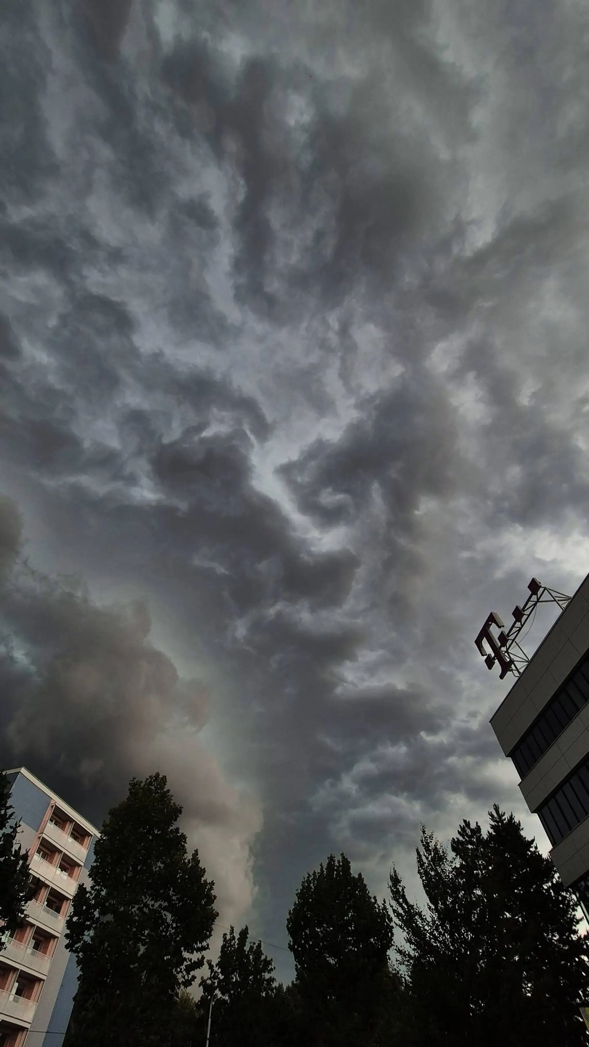 Na severe Slovenska udreli búrky.