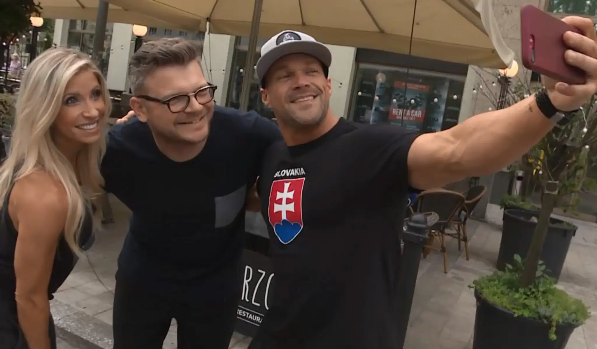 Chris Powell je už v Bratislave. Posiela odkaz divákom Markízy