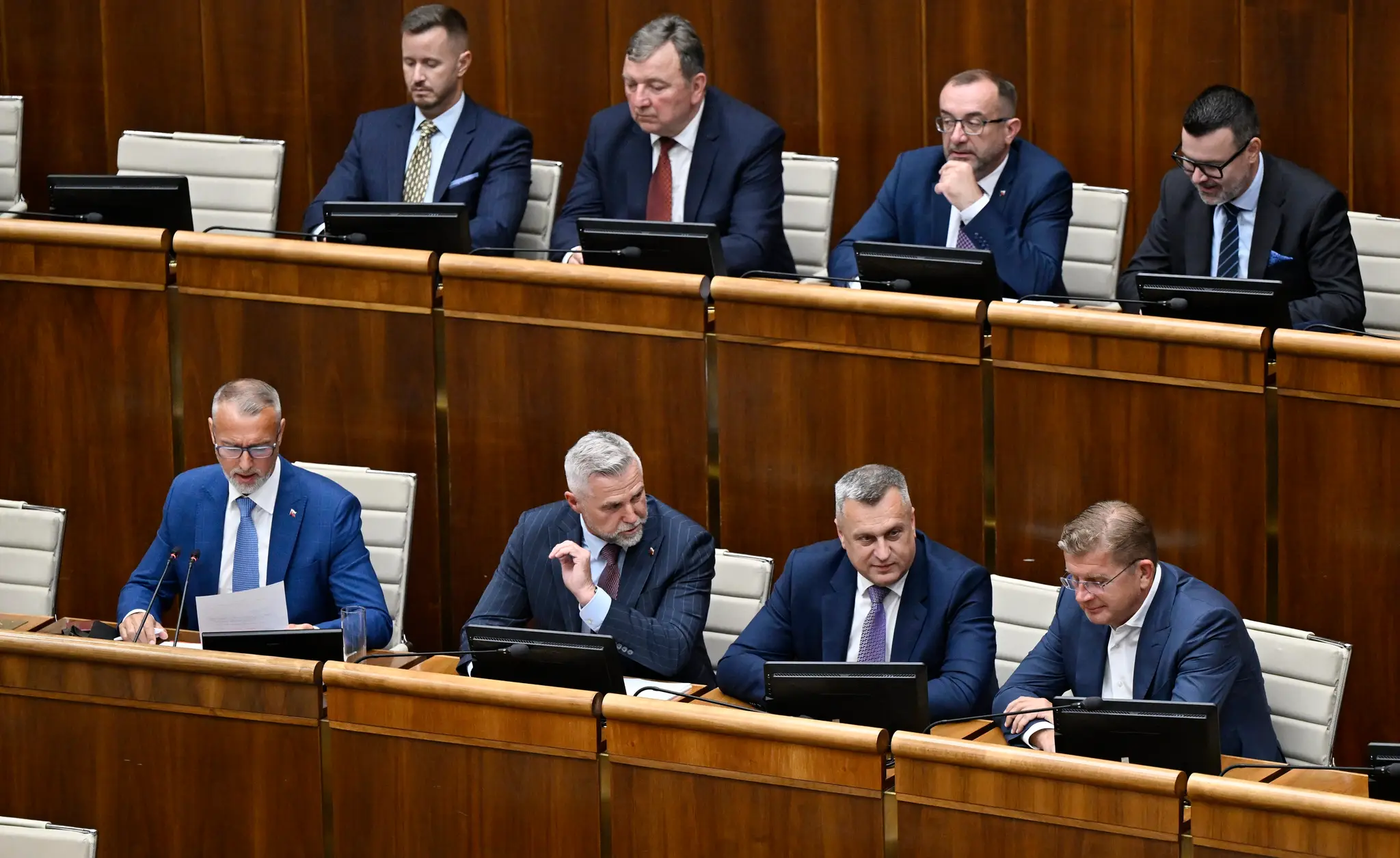 Koaliční poslanci.