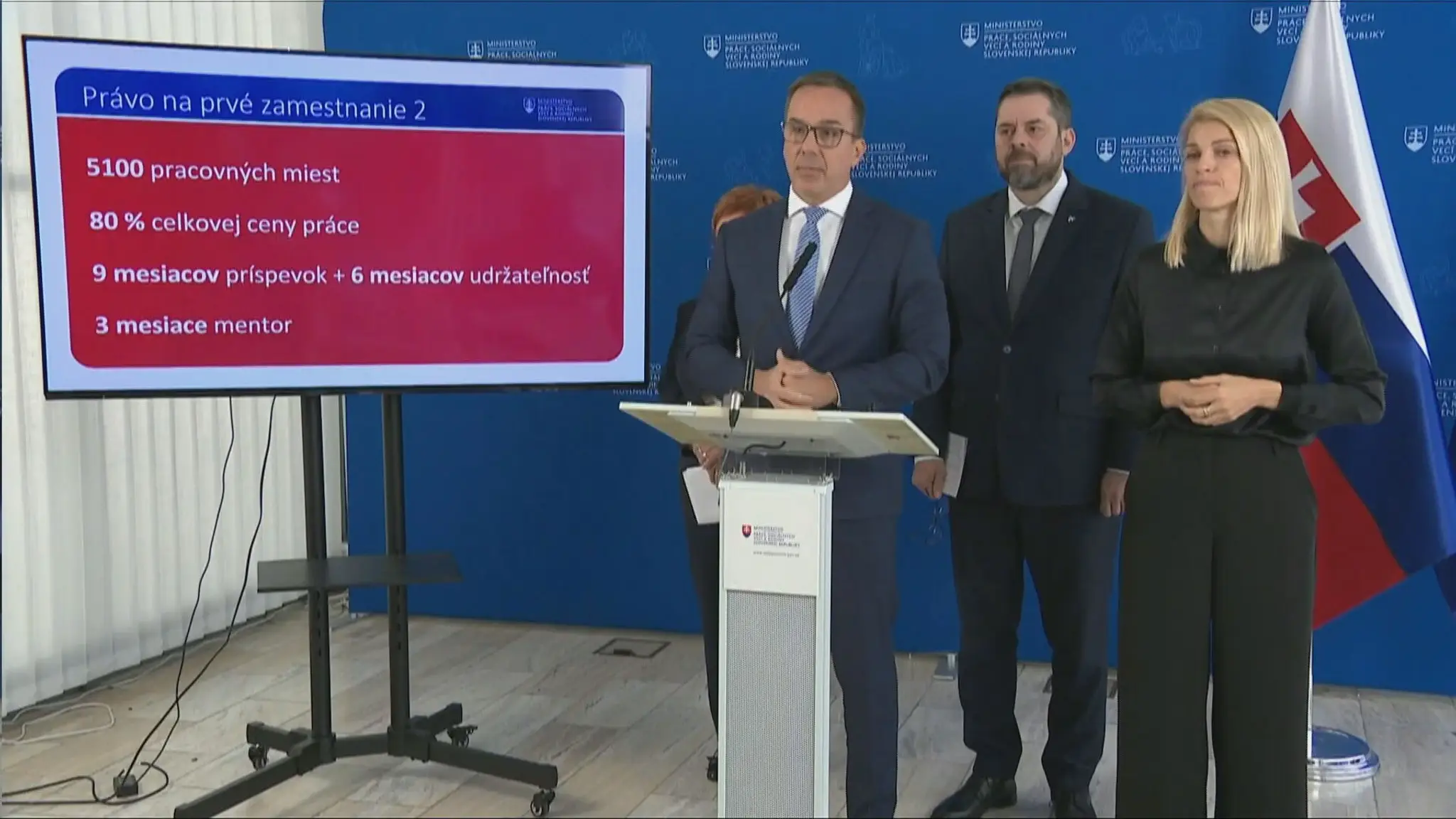 Minister Erik Tomáš sľubuje pomoc mladým, ktorí si hľadajú prvú prácu