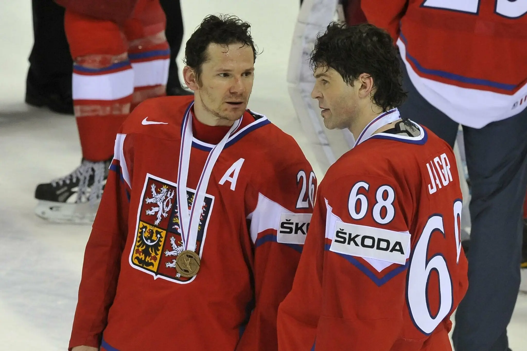 Patrik Eliáš a Jaromír Jágr po dekorácii bronzových medailí po víťazstve nad Ruskom v zápase MS 2011.