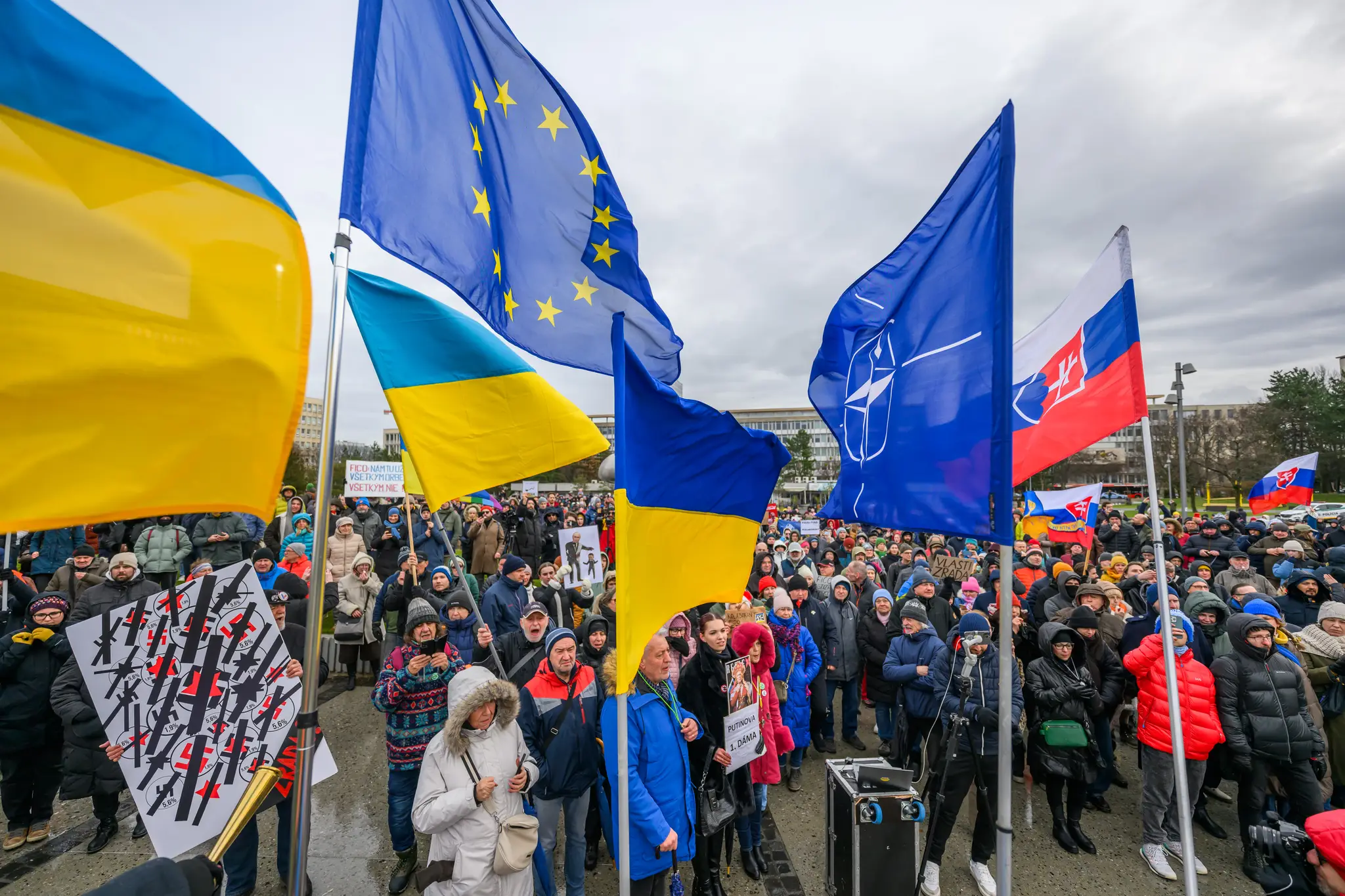 Protest proti nedeľnej (22. 12.) návšteve predsedu vlády SR Roberta Fica (Smer-SD) v Moskve na Námestí slobody v Bratislave v pondelok 23. decembra 2024.