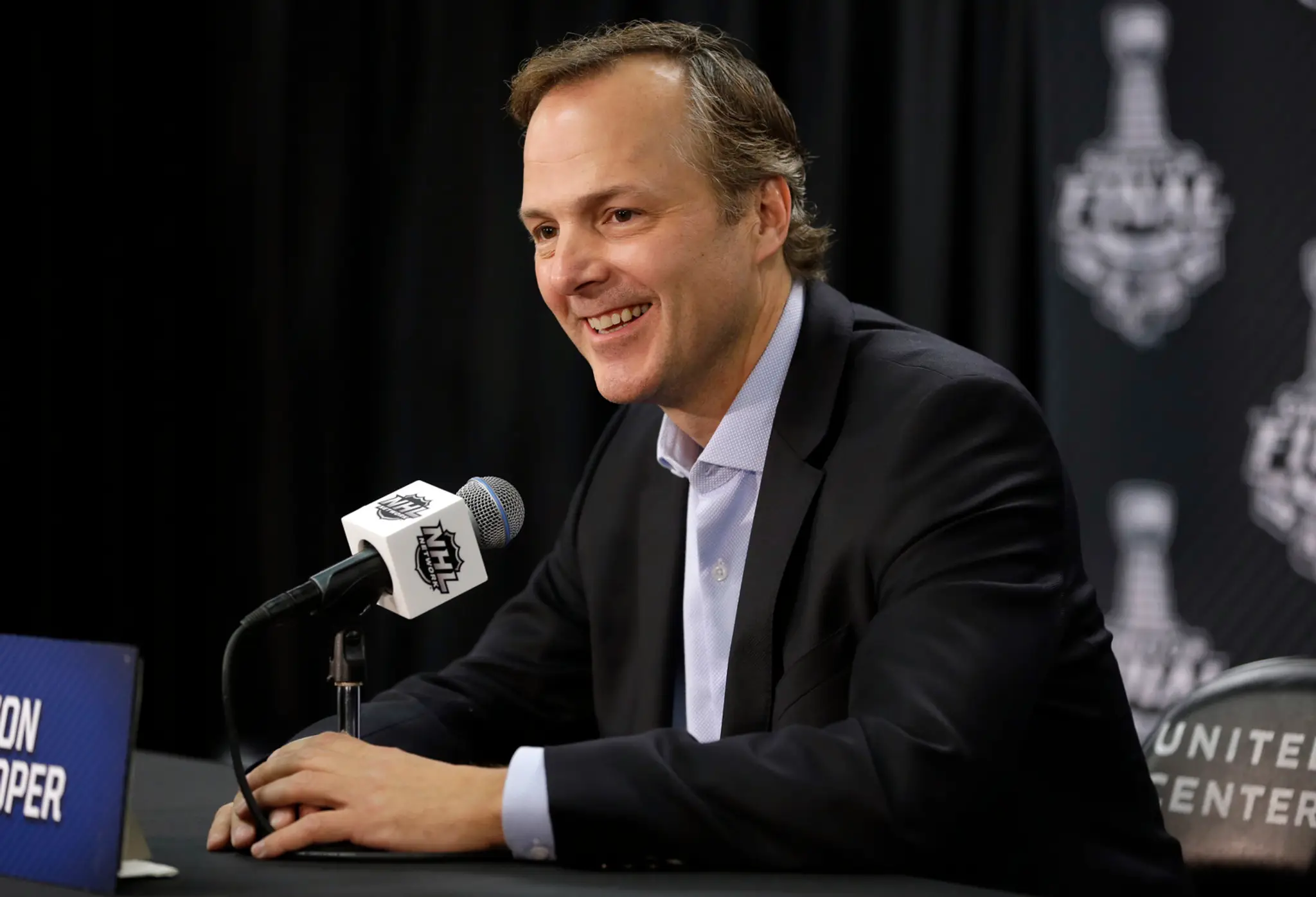 Tréner Tampa Bay Lightning Jon Cooper počas tlačovej konferencie.