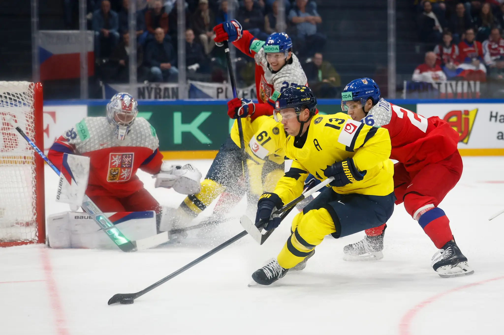 Hráč Švédska Lucas Raymond (druhý sprava) a hráč Česka Jiří Ticháček.