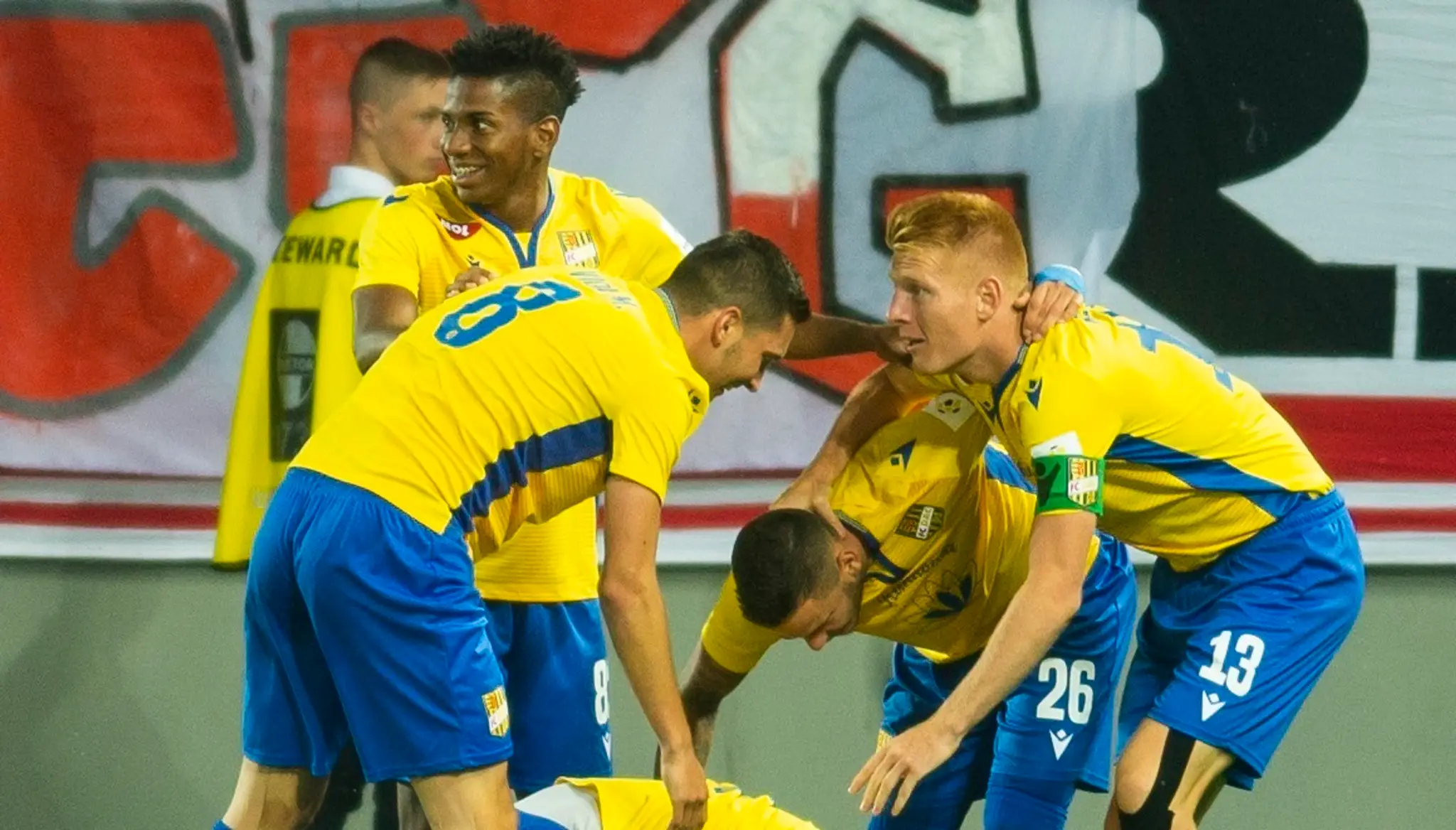 Na snímke vľavo hráč Trnavy Lucas Lovat a hráč Radniku Seid Zukič..jpg