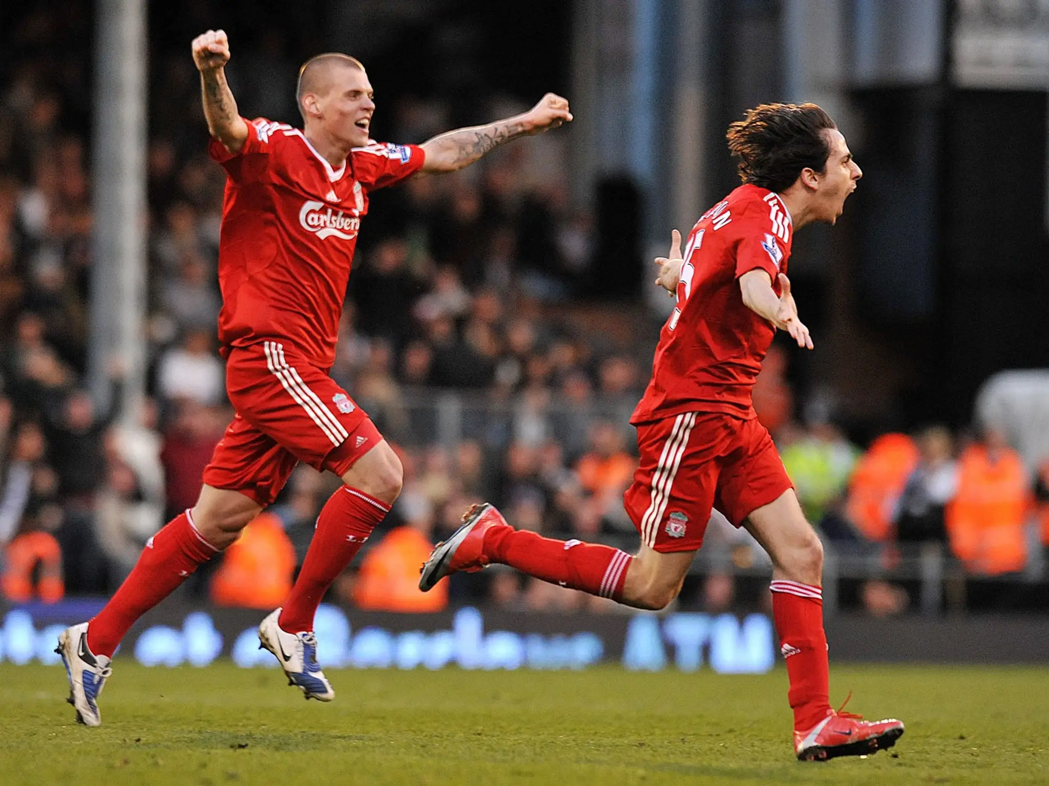 Benayoun a Škrtel oslavujú gól
