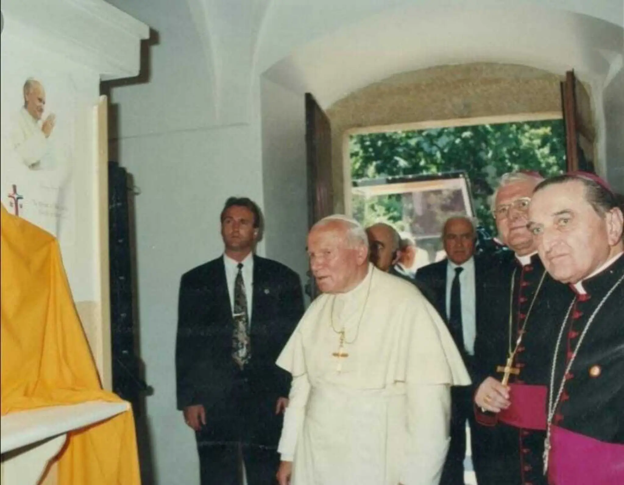 Pápež Ján Pavol II., za ním Juraj Zábojník.