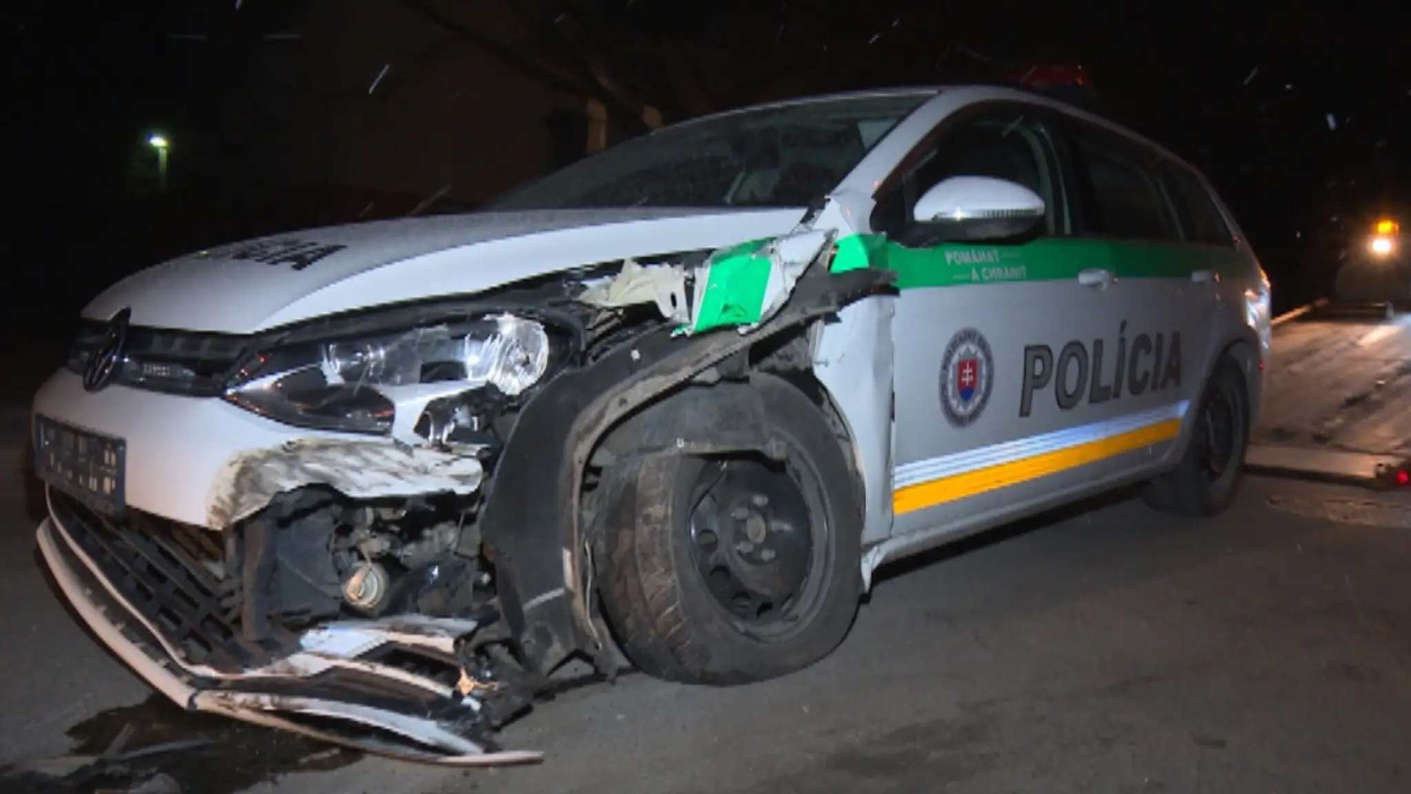 Takto po dráme dopadlo policajné auto.