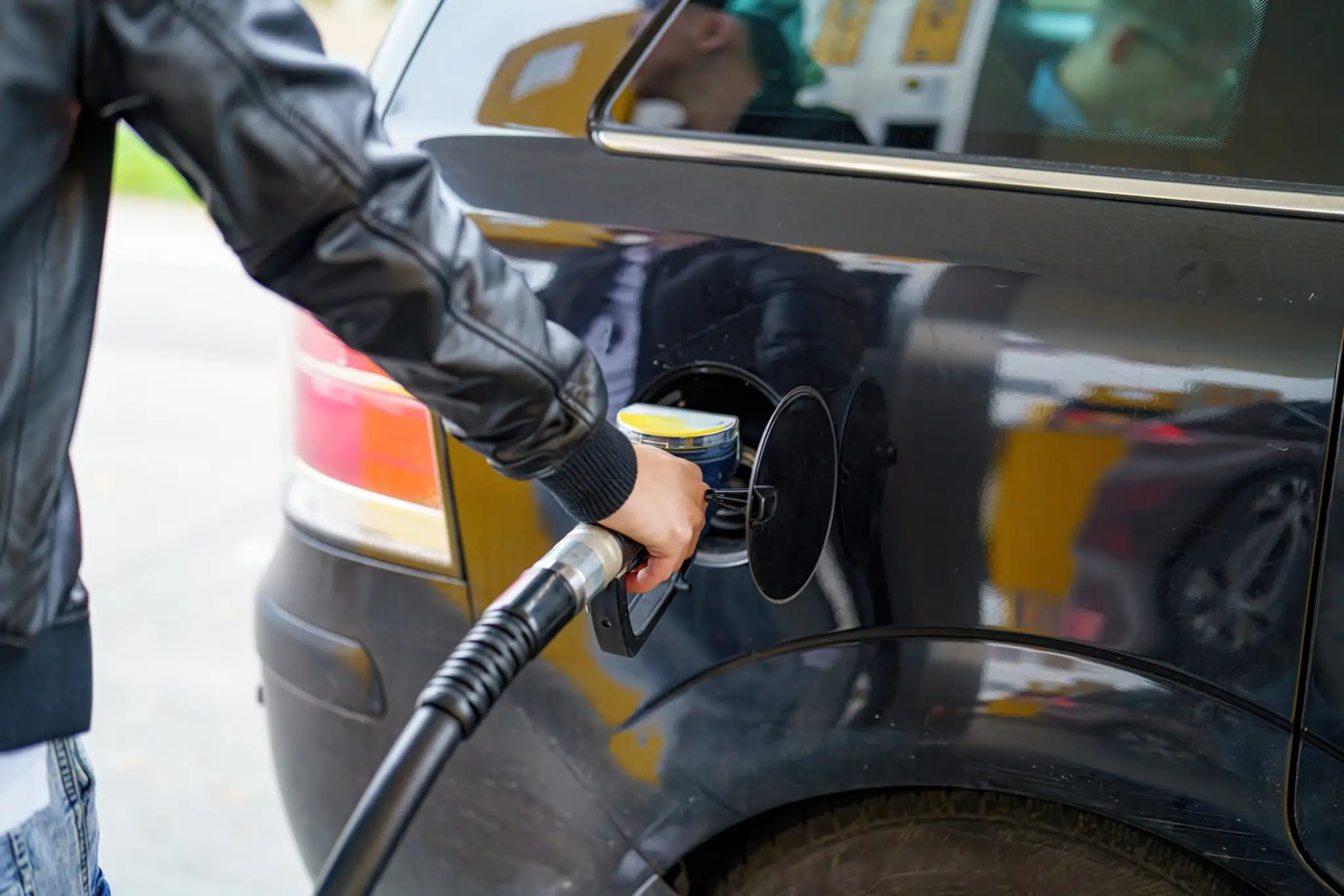 Muž tankuje benzín na pumpe 