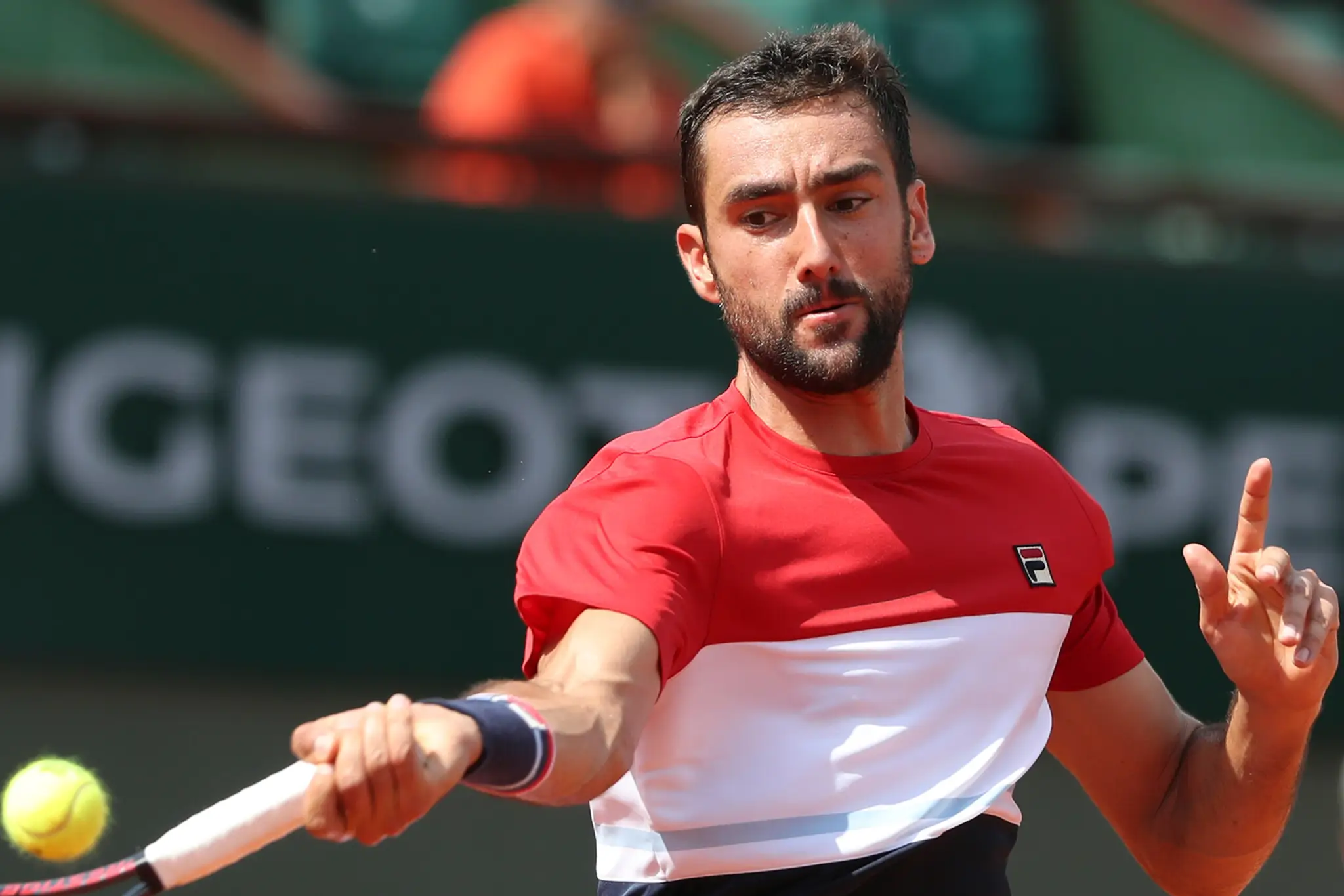 Marin Čilič odvracia loptičku v 2. kole Roland Garros proti Hubertovi Hurkaczovi.