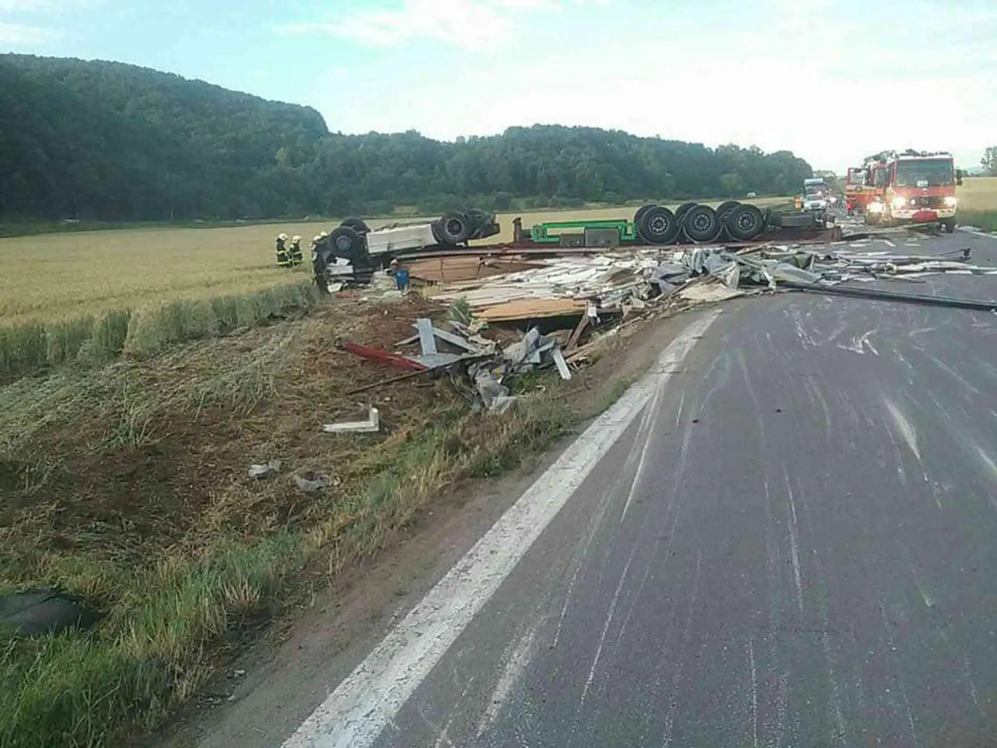 Kamión sa pri nehode prevrátil.