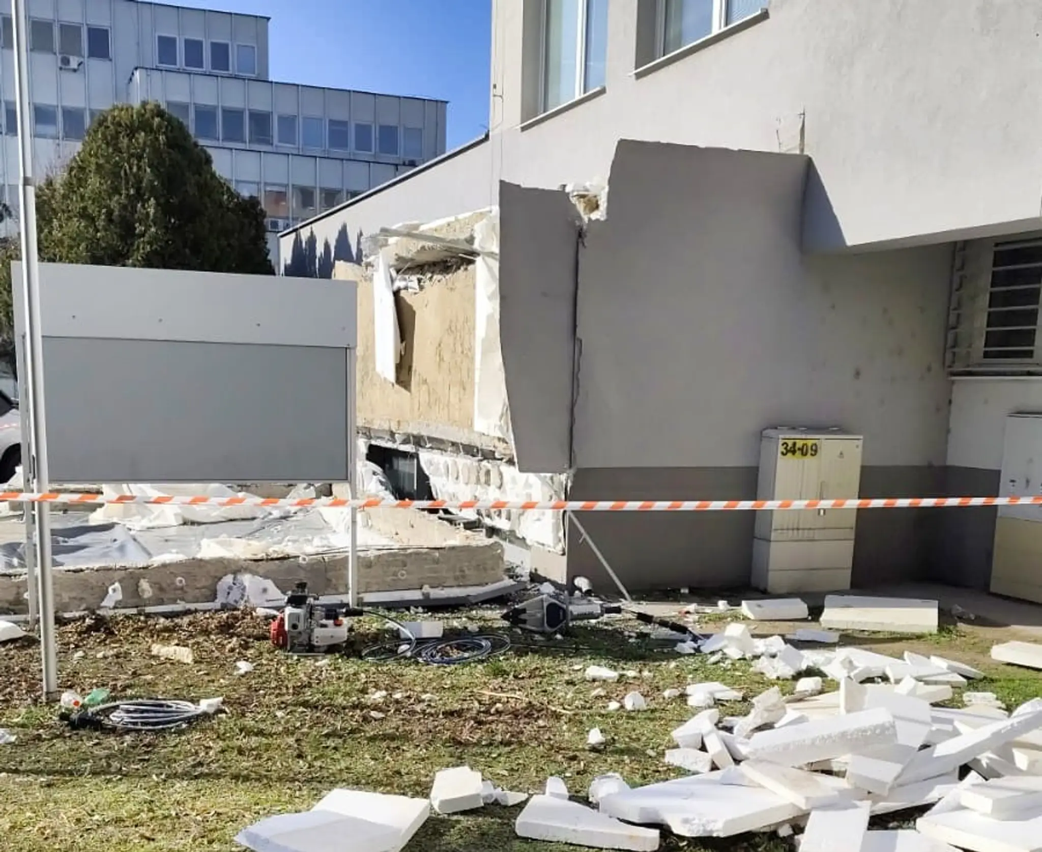 V Komárne sa zrútila časť strechy budovy klientskeho centra