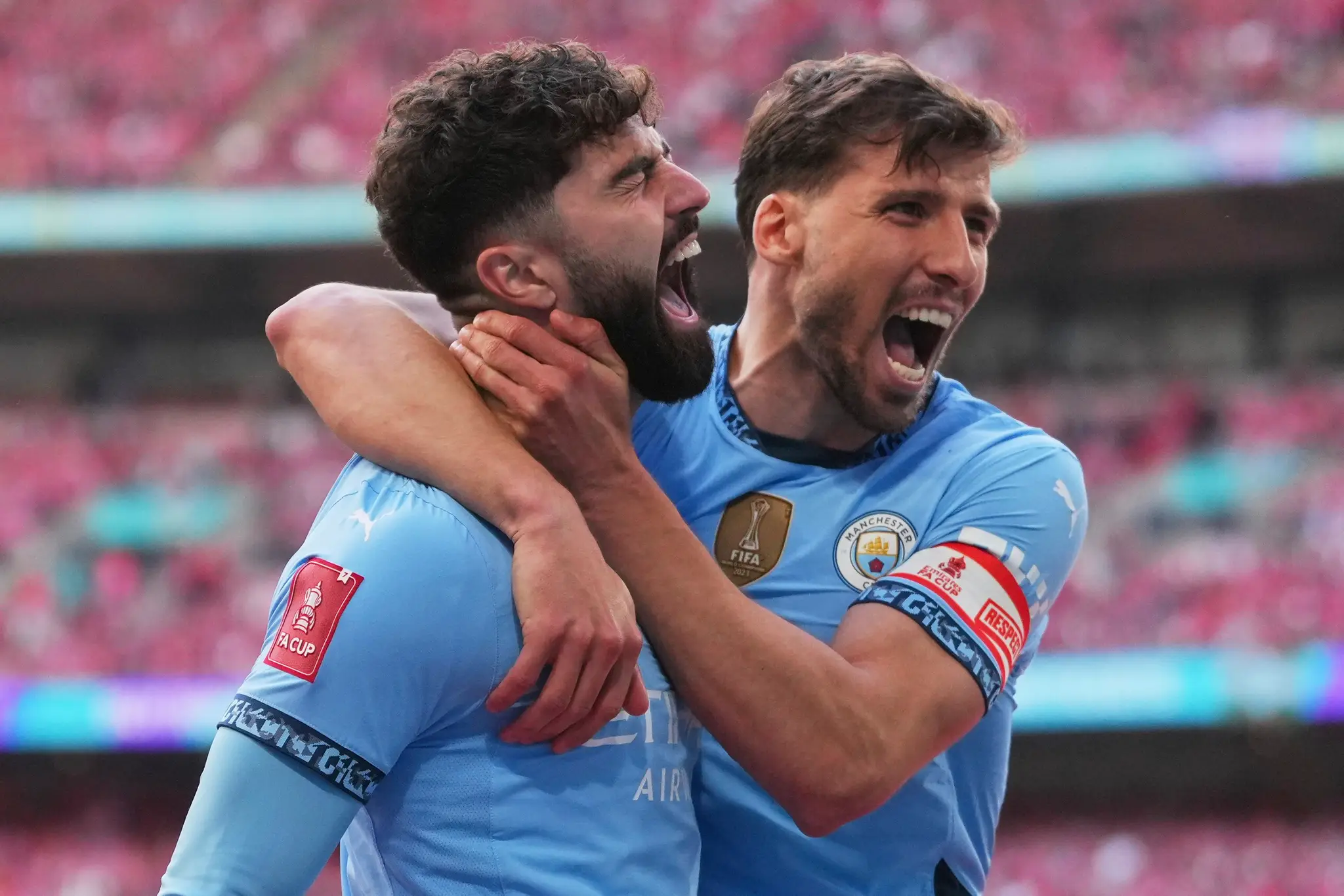 Joško Gvardiol a Ruben Dias oslavujú gól.