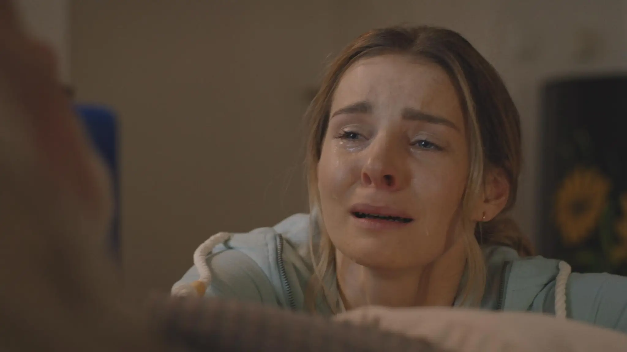 Laura (Monika Horváthová) plače pri svojom otcovi, ktorý leží na posteli.
