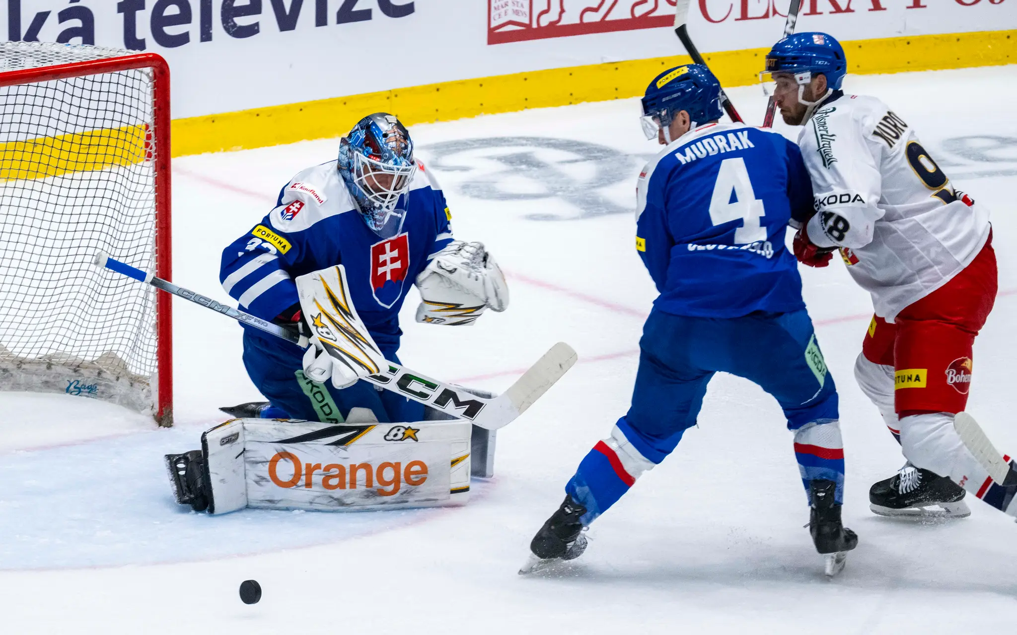 Na snímke zľava slovenský brankár Adam Húska, Dávid Mudrák (Slovensko) a Daniel Kurovský (Česko)