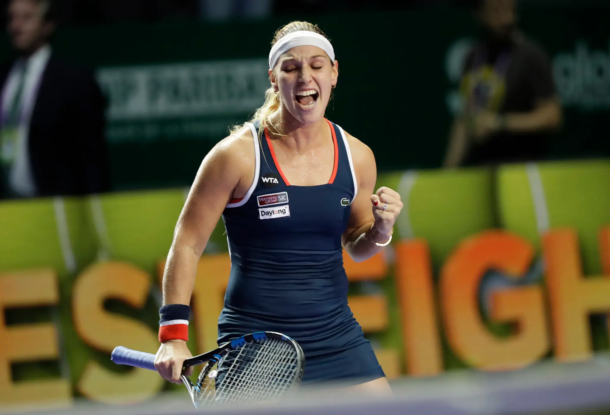 Slovenská tenistka Dominika Cibulková sa teší po výhre 6:3 a 7:6 nad Rumunkou Simonou Halepovou v zápase červenej skupiny na pre