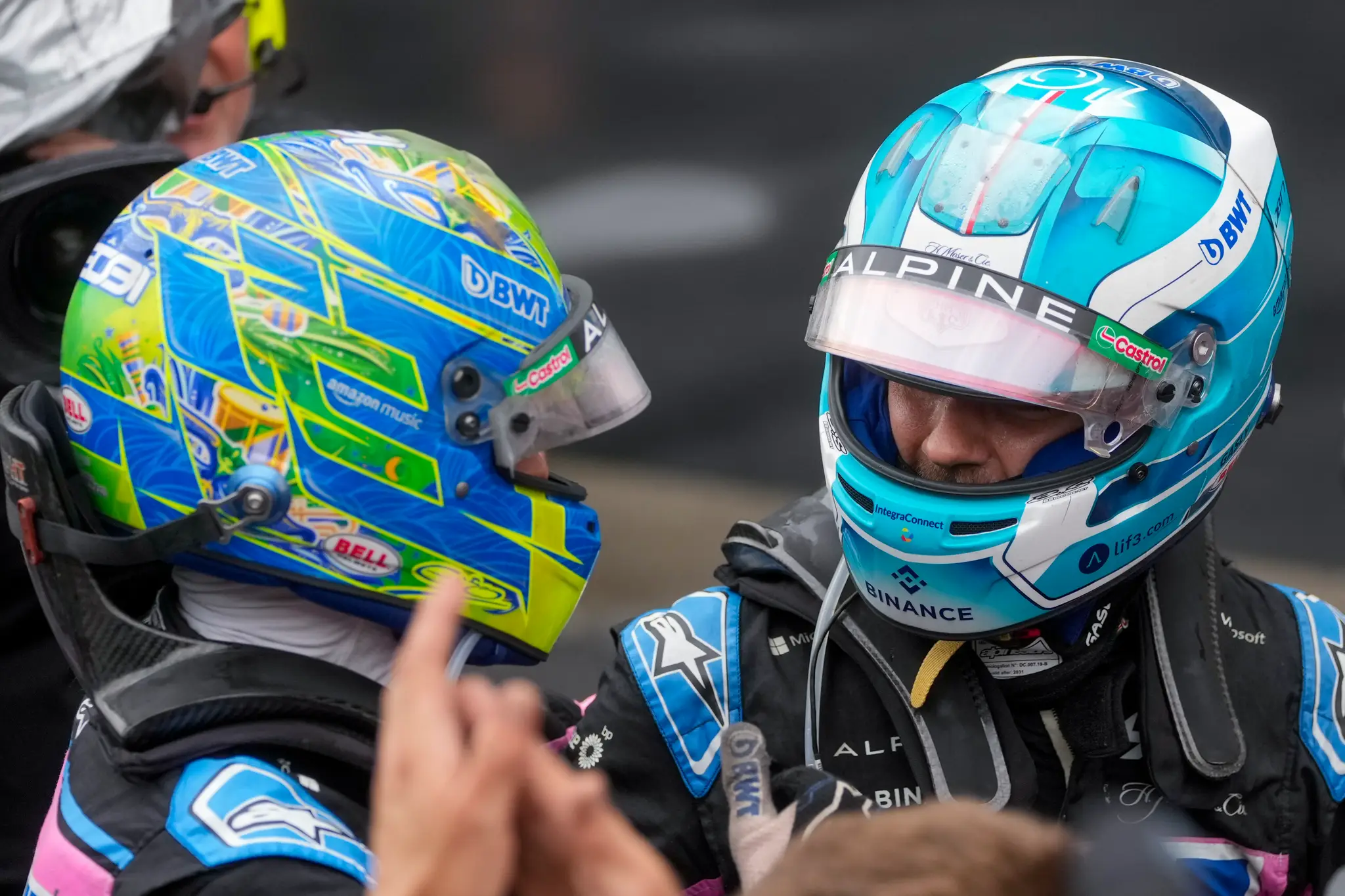 Francúzski pretekári Esteban Ocon a Pierre Gasly z tímu Alpine oslavujú druhé a tretie miesto na nedeľnej VC Brazílie
