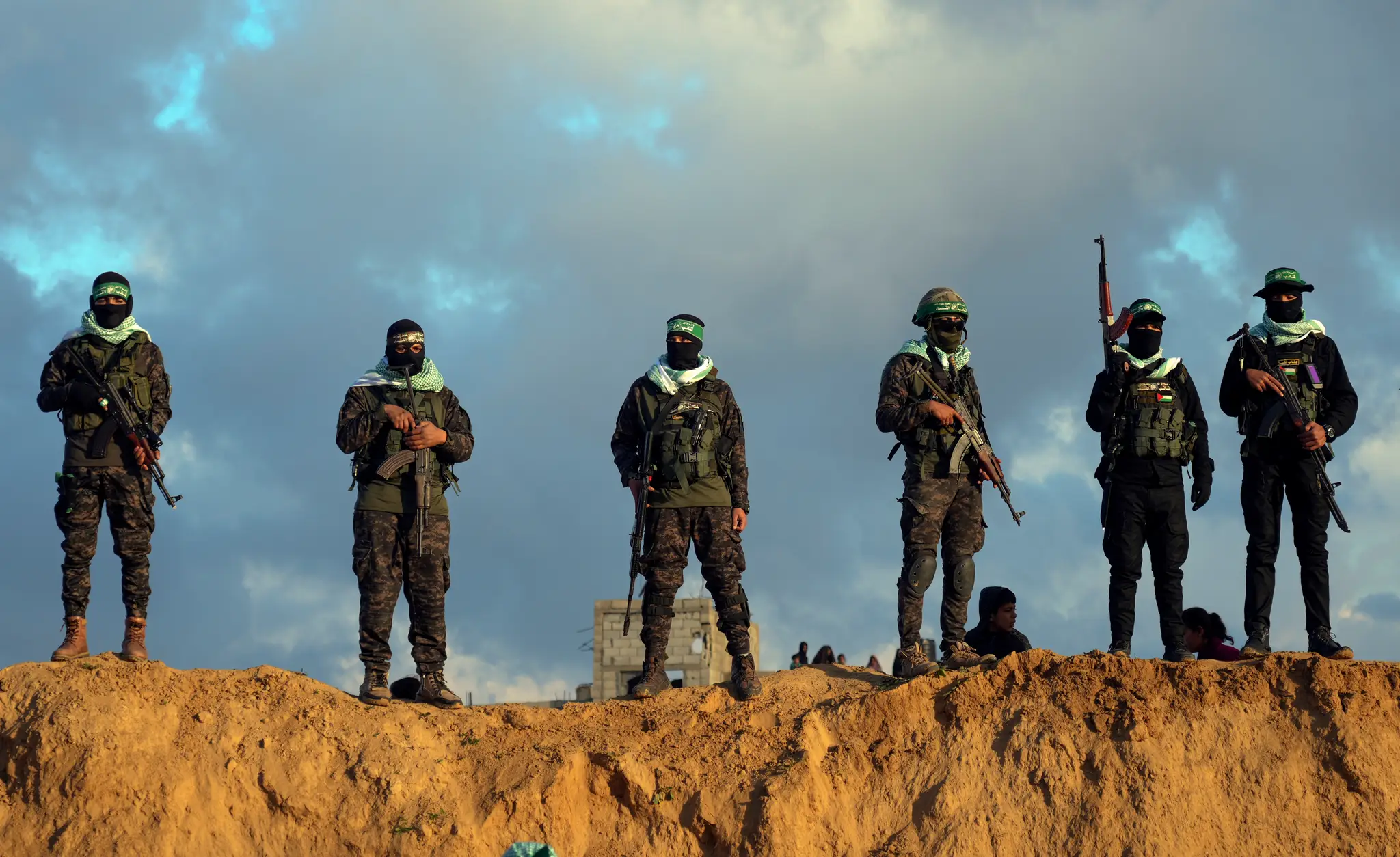 Príslušníci palestínskeho militantného hnutia Hamas pred odovzdaním tiel štyroch zosnulých izraelských rukojemníkov v meste Chán Júnis na juhu Pásma Gazy.