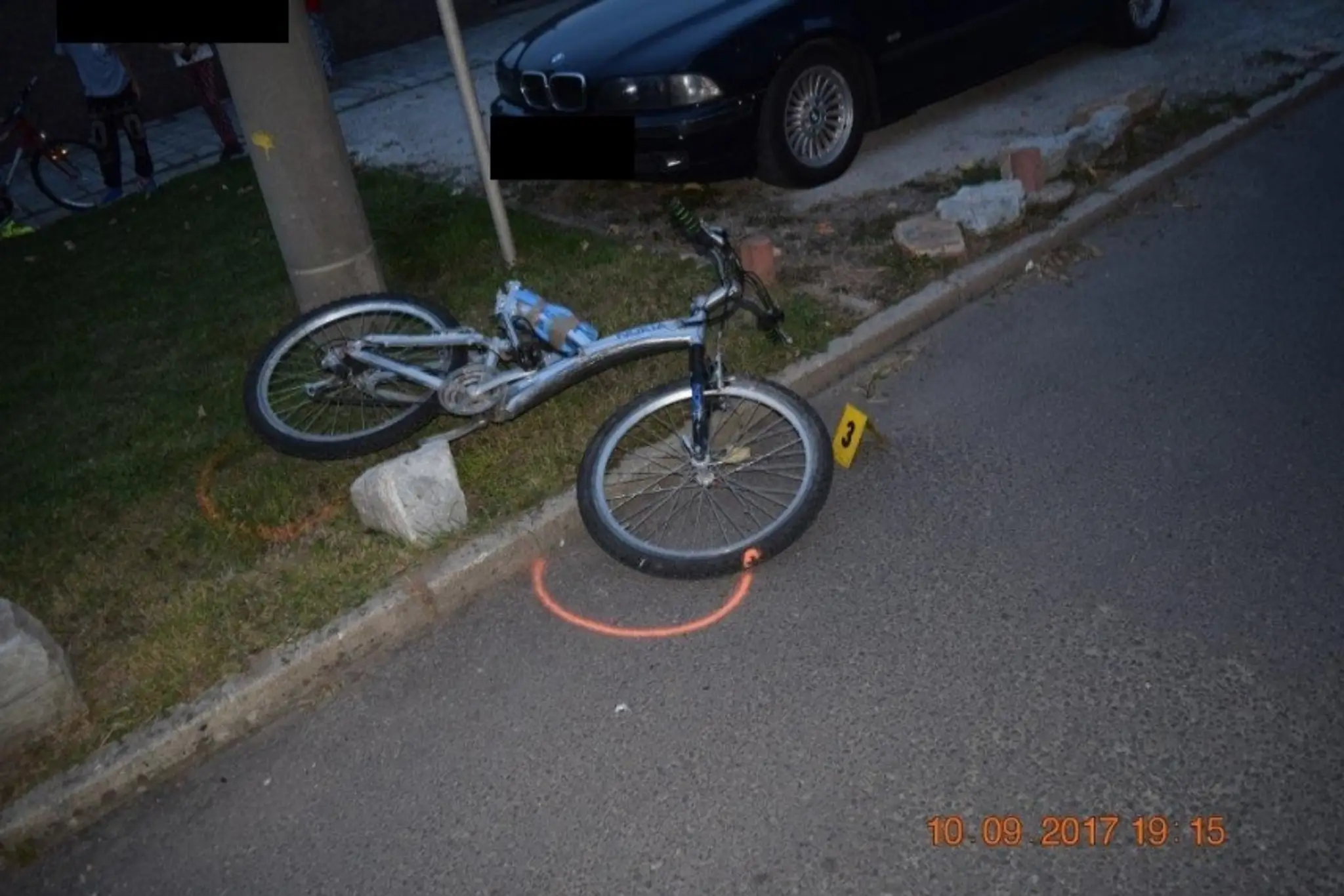 Mladý cyklista vbehol pod auto.