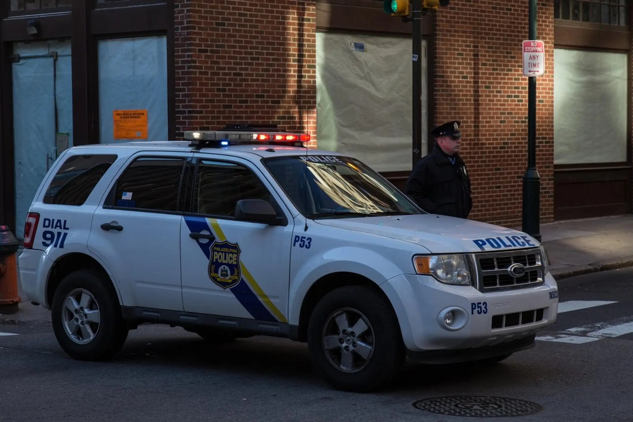 Policajt pri policajnom aute vo Philadelphii.