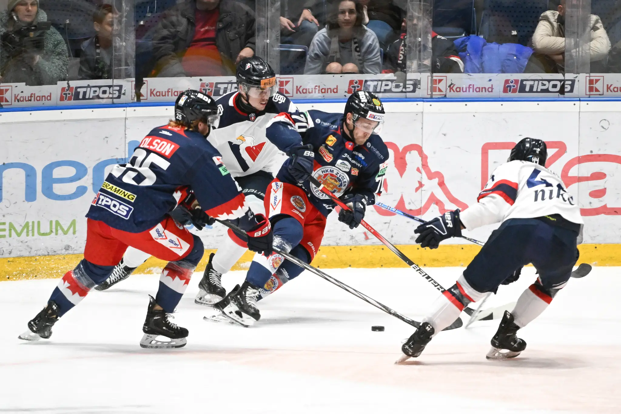 Mitchell Mckenna Hoelscher (Slovan) a Marek Hecl (Zvolen) počas zápasu Tipos extraligy