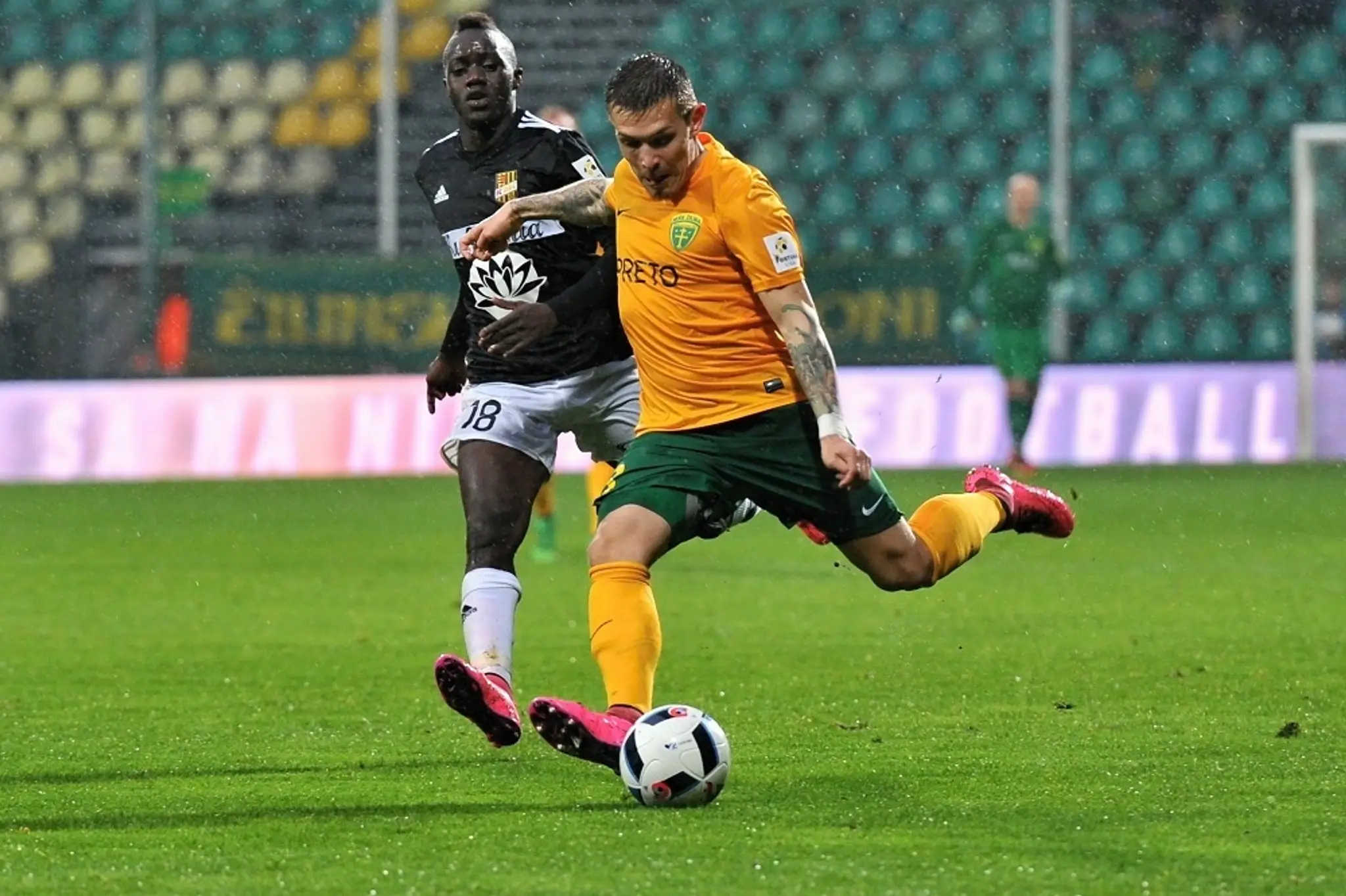 Na snímke vľavo Pape Macou Sarr (Dunajská Streda) a Filip Hlohovský (Žilina)