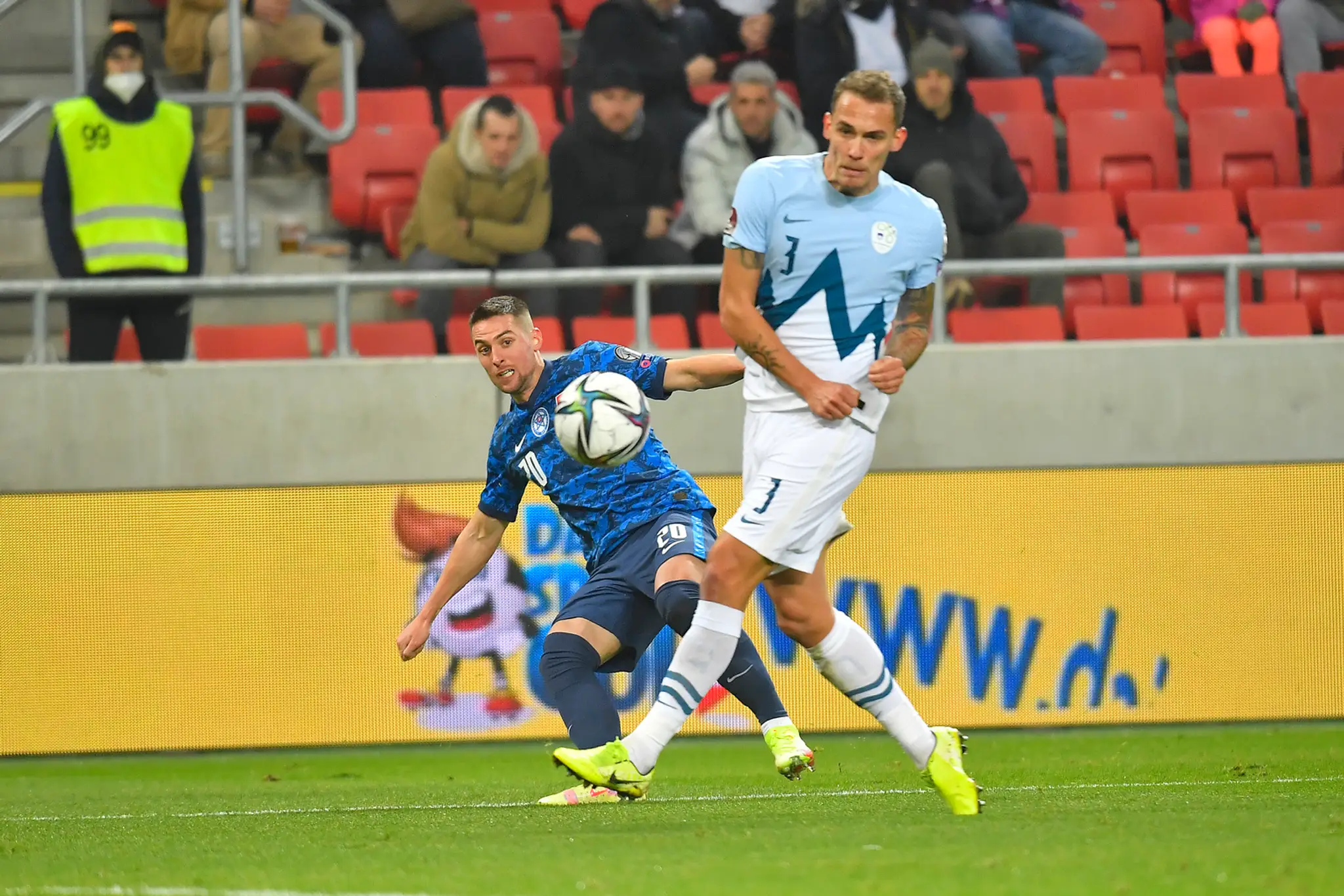 Zľava Róbert Mak a Slovinec Jure Balkovec bojujú o loptu v kvalifikácii MS 2022.