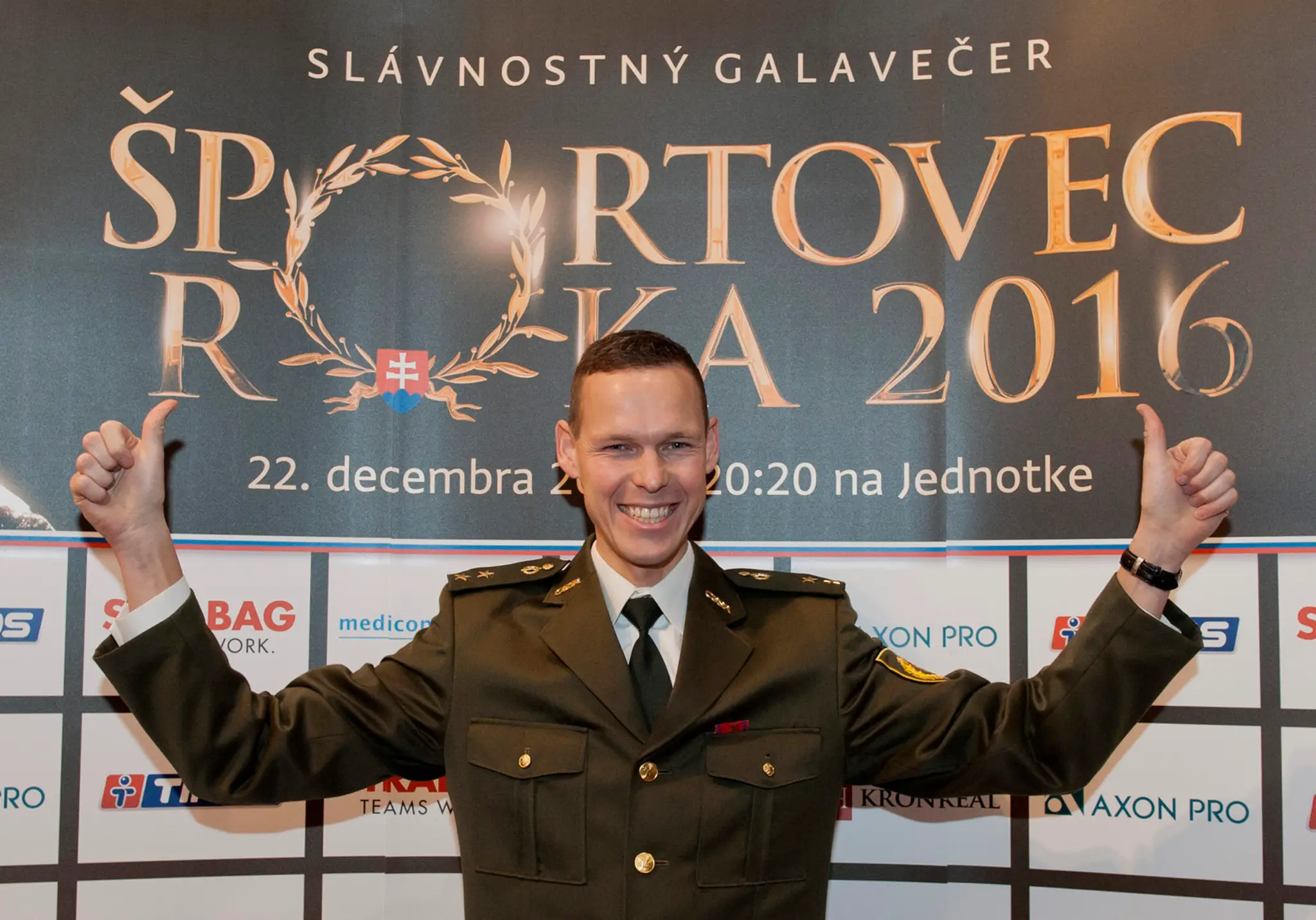 Na snímke slovenský reprezentant v chôdzi Matej Tóth pózuje počas príchodu na galavečer Športovec roka 2016.