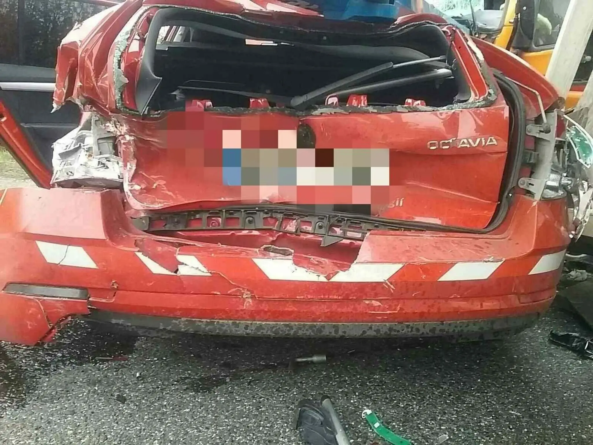 Auto spadlo z 15-metrov vysokého mosta v Mojšovej Lúčke.