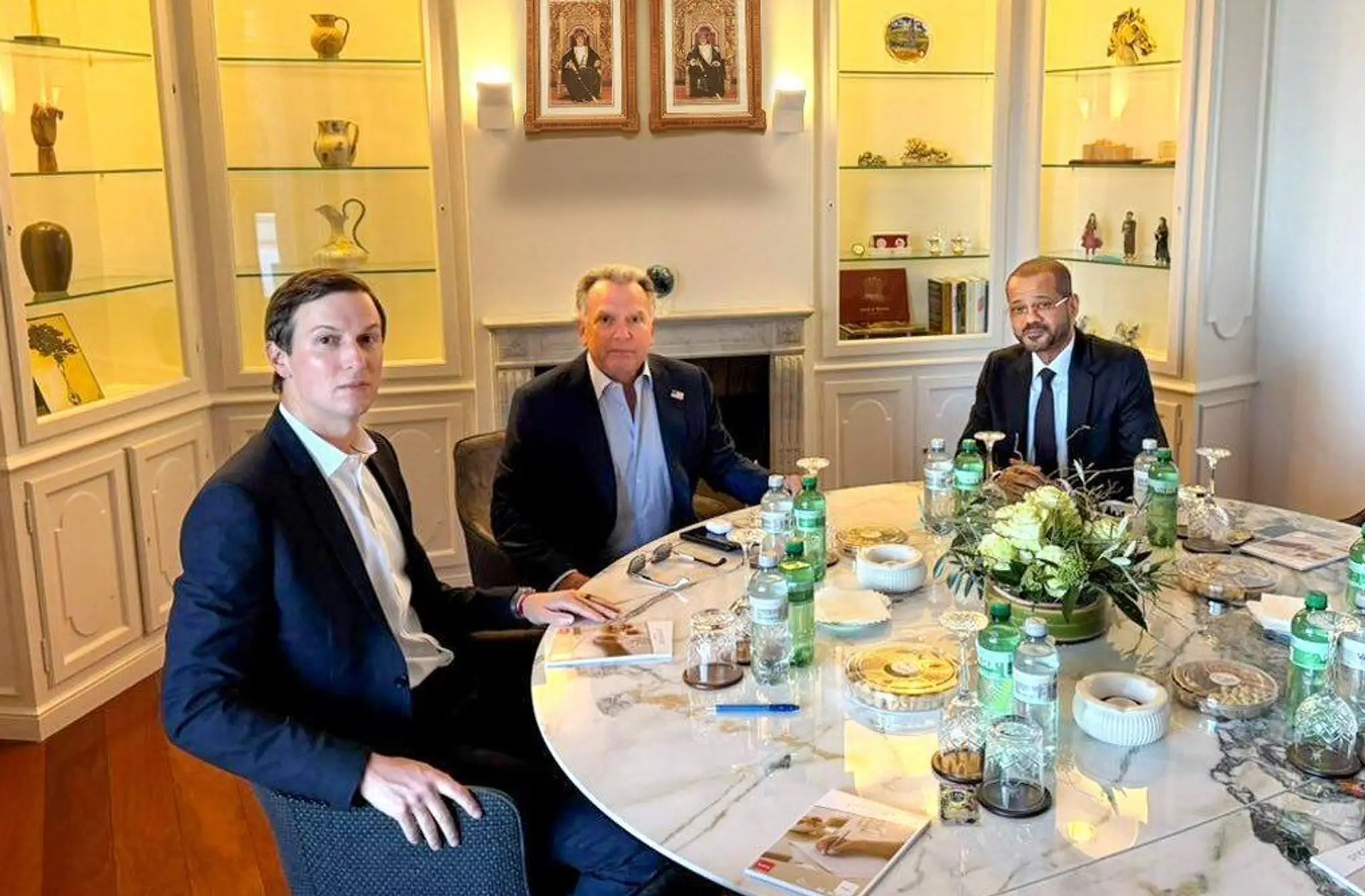 Na snímke ománsky minister zahraničných vecí Sayyid Badr bin Hamad al-Busaidi (vpravo) a Trumpovi osobitní vyslanci Steve Witkoff (uprostred) a Jared Kushner pred začiatkom rokovaní s Iránom v Ženeve.
